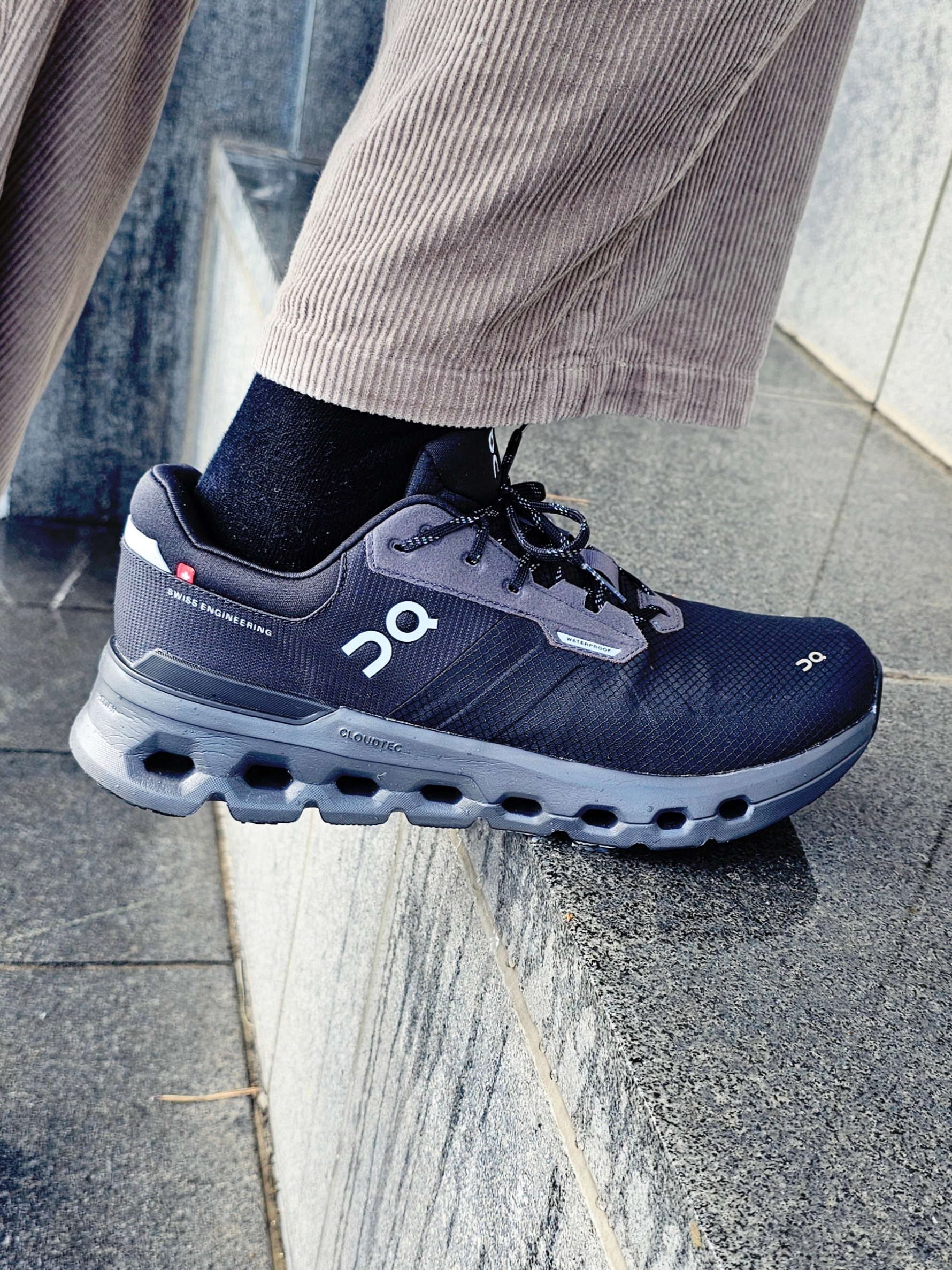 On Running Cloudrunner 2 Waterproof Magnet Black 착용 스타일 - 1