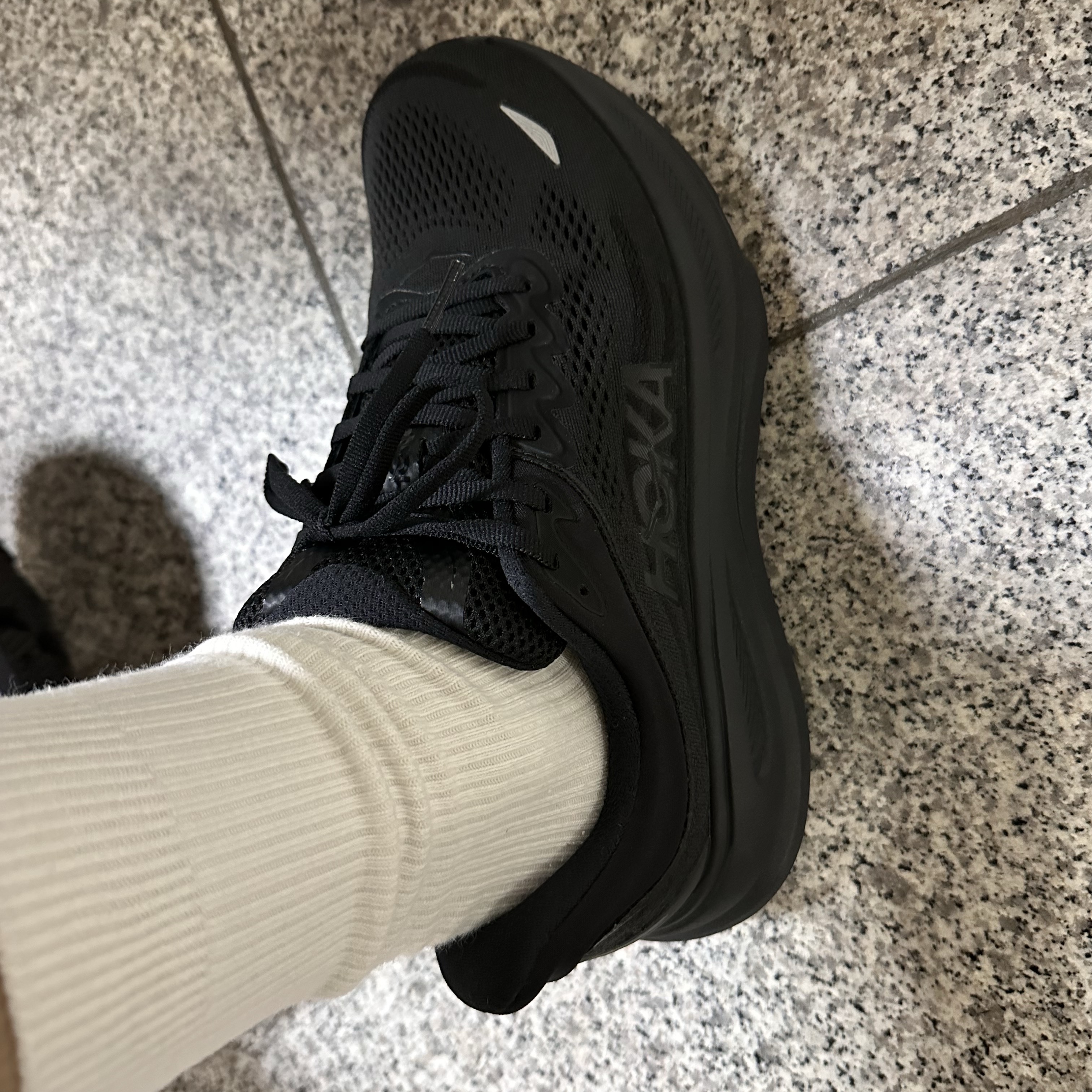 Hoka Bondi 9 Black - Wide 착용 스타일 - 1