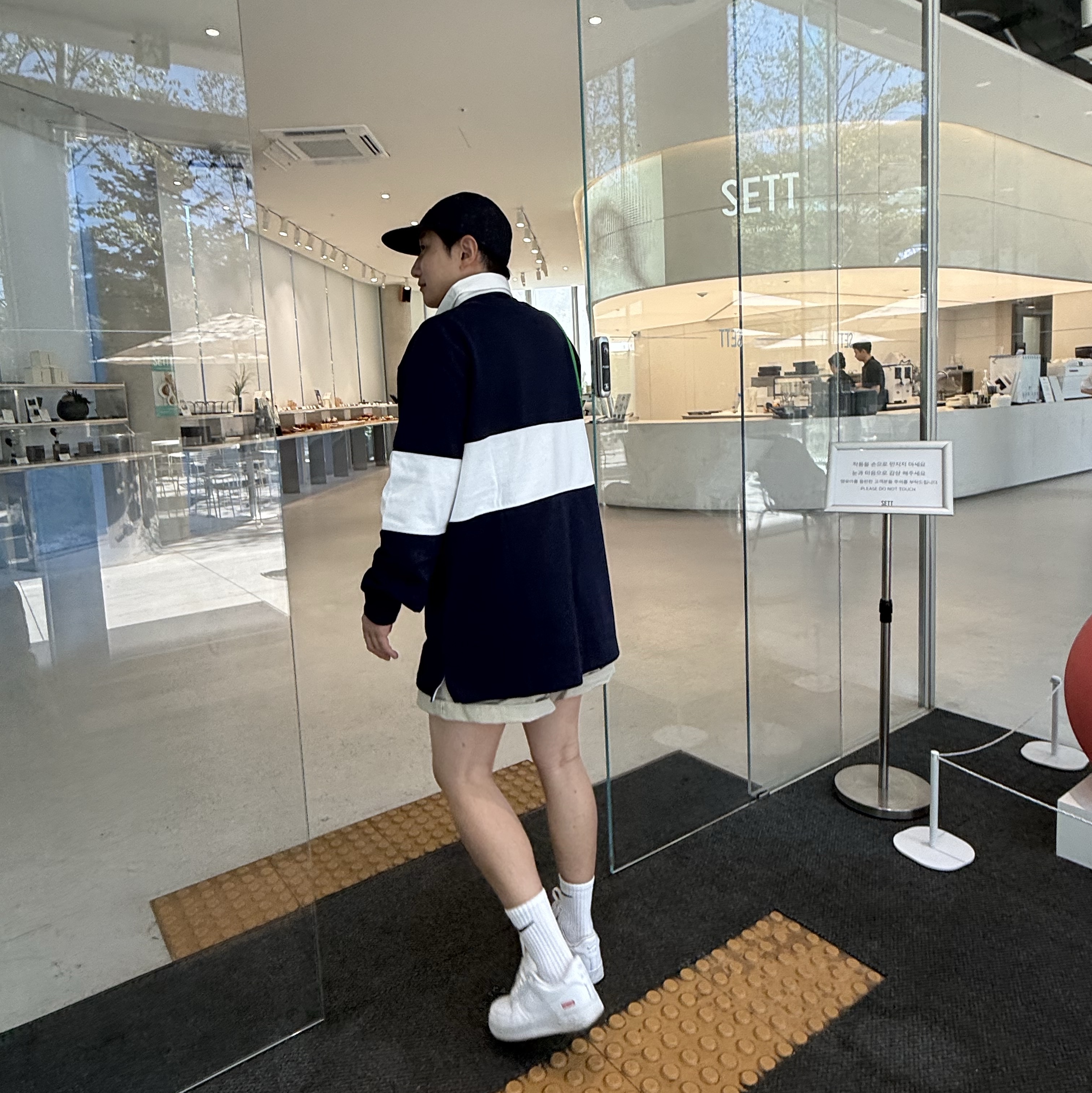 Bottega Veneta Mini Leather Cassette Parakeet, Nike x Supreme Air Force 1 Low White 착용 스타일 - 2