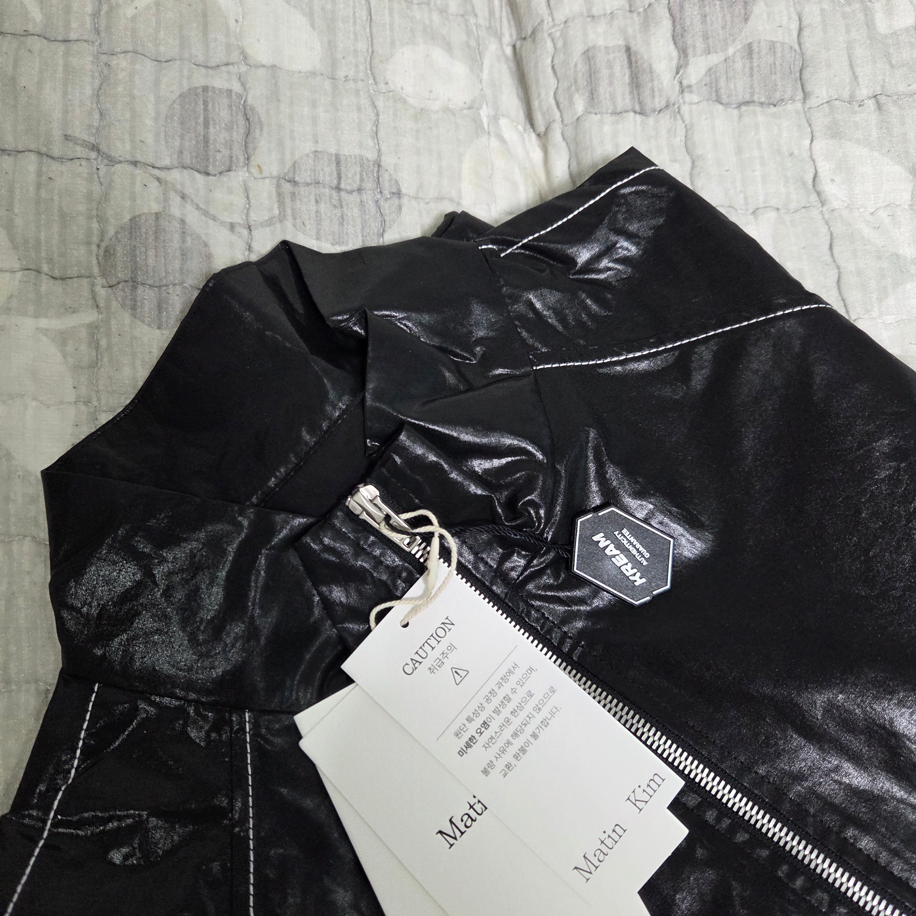 (W) Matin Kim Logo Coating Jumper Black 착용 스타일