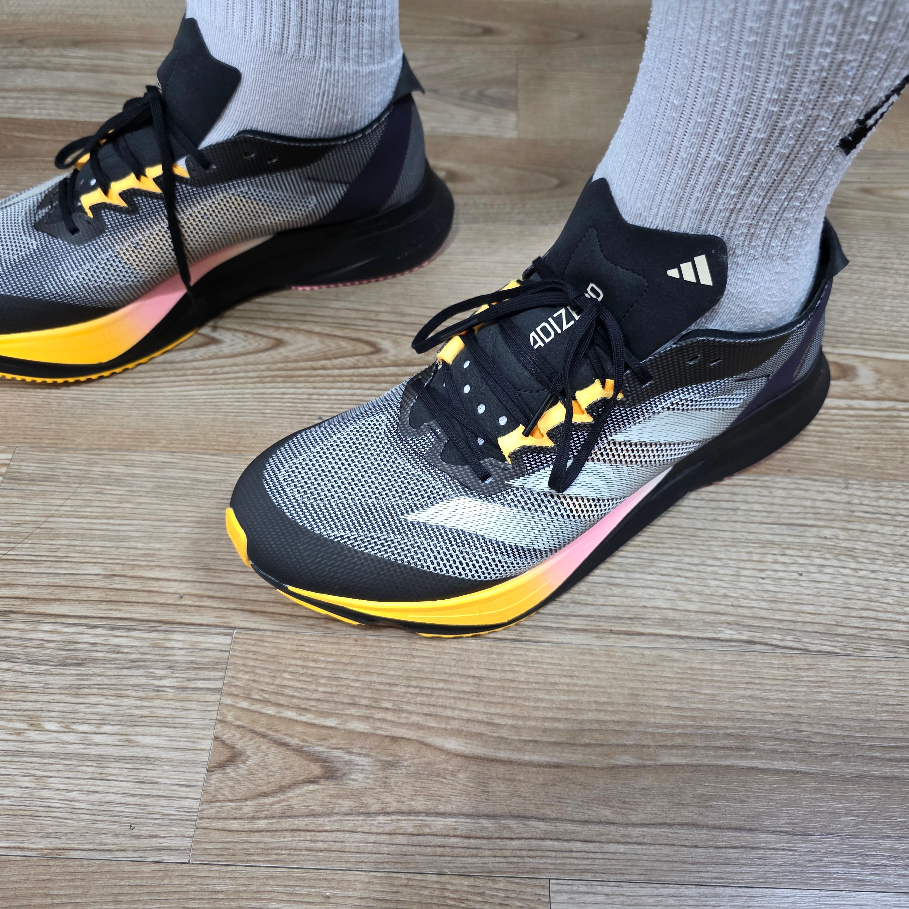 Adidas Adizero Boston 12 Core Black Zero Metalic 착용 스타일 - 2