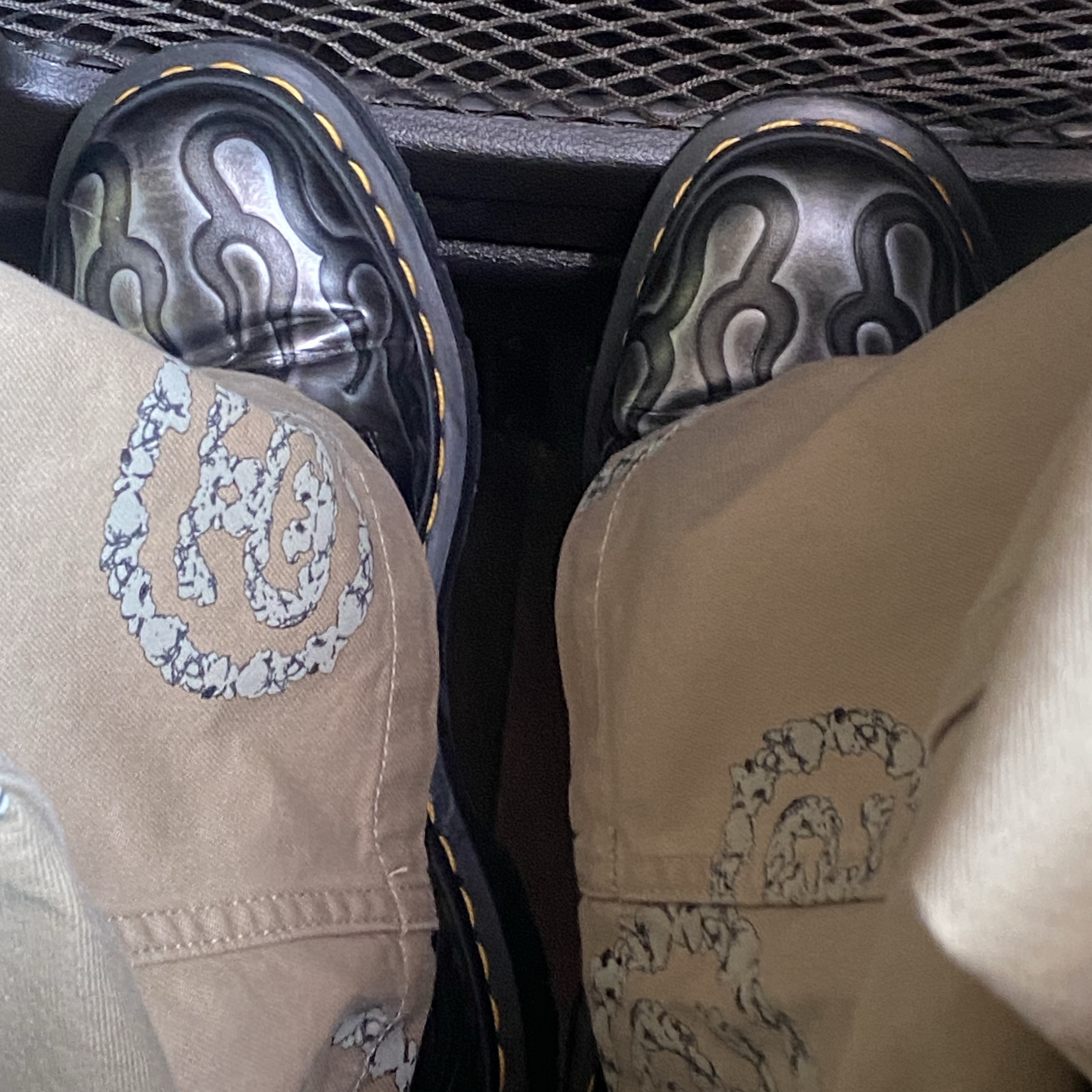 Dr. Martens 1461 Inferno Silver Black, Stussy x Denim Tears SS Wreath Chino Khaki 착용 스타일