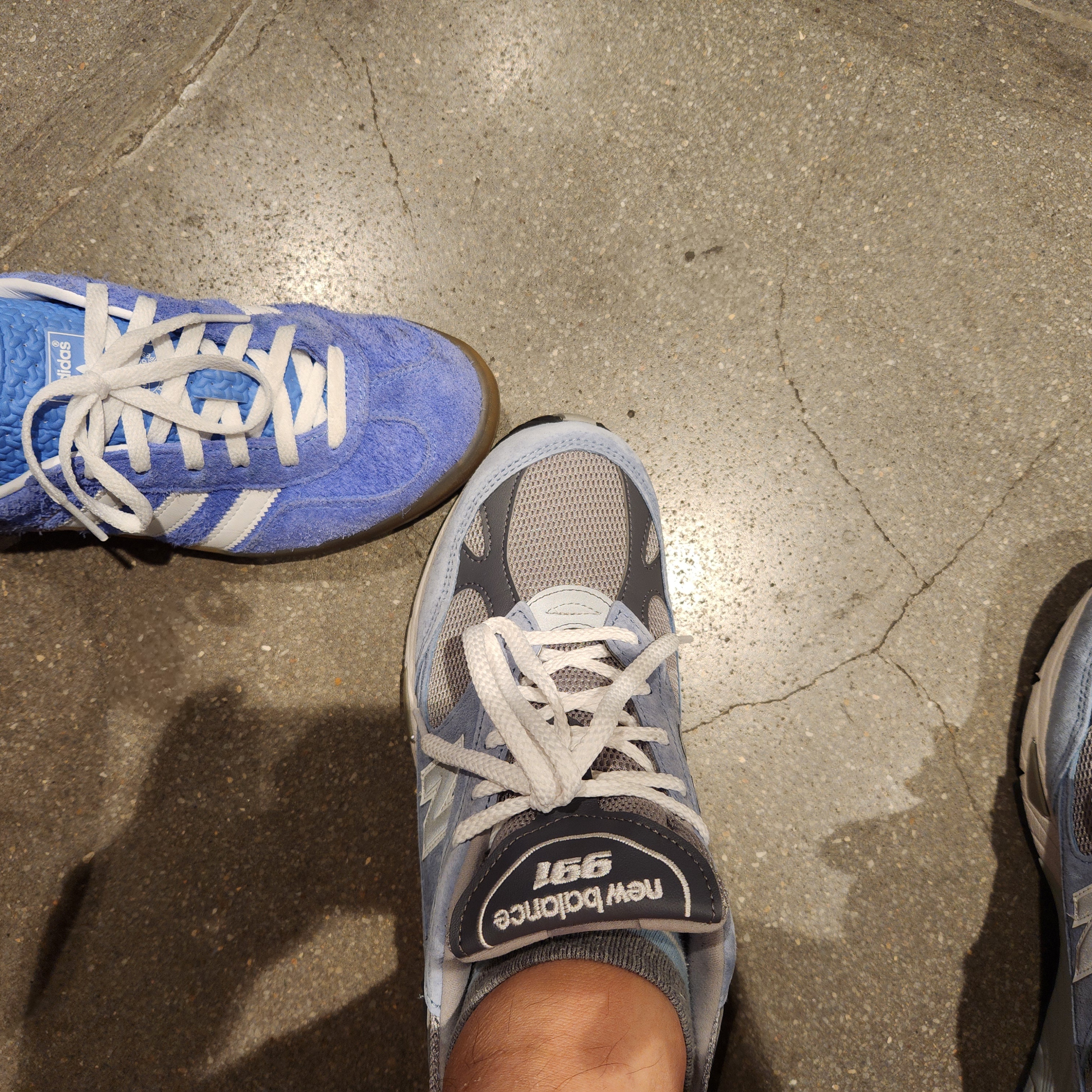 New Balance 991 Made in UK Dusty Blue, (W) Adidas Gazelle Indoor Blue Fusion Cloud White 착용 스타일