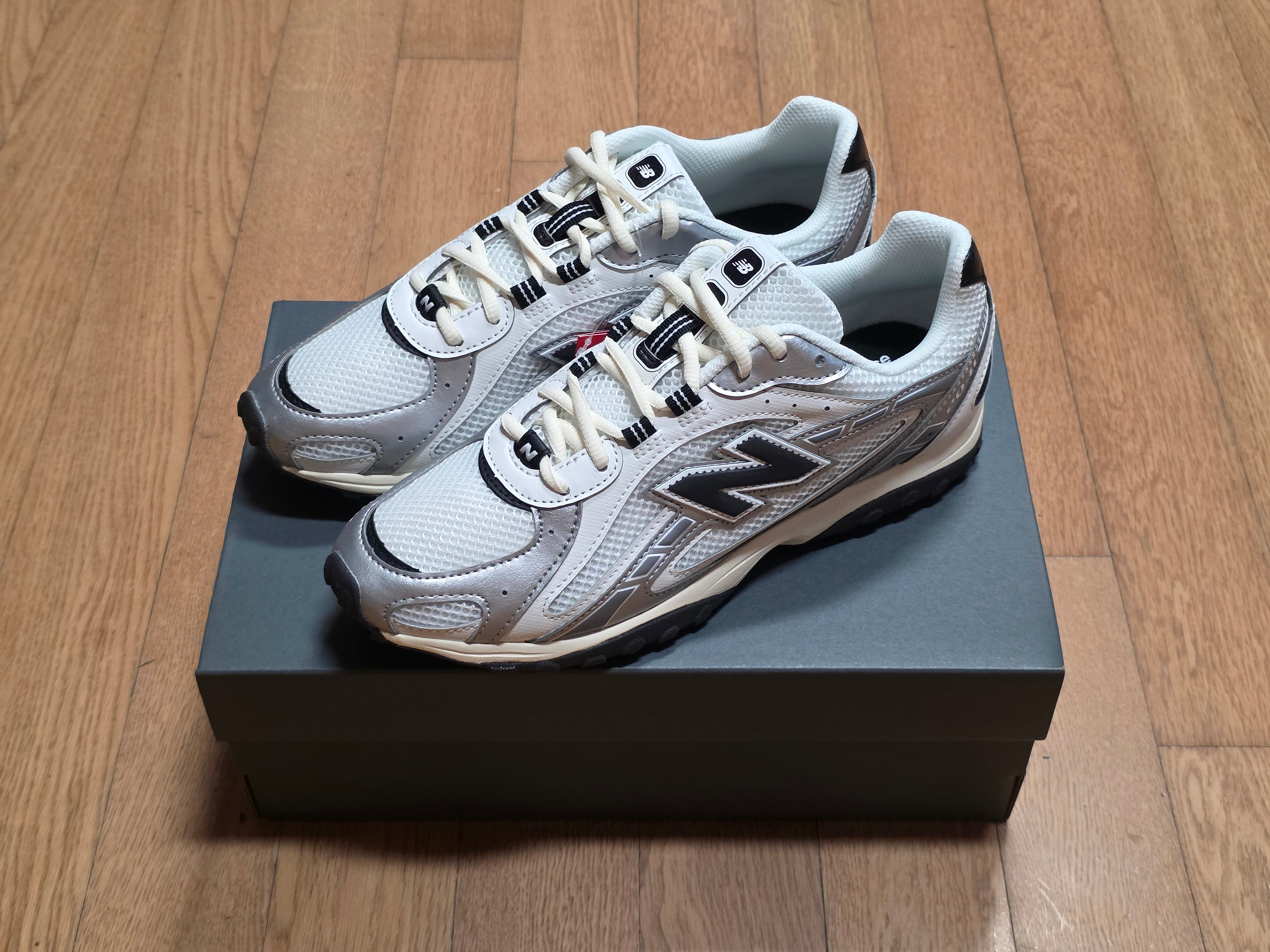 New Balance 204L Silver Metallic Black 착용 스타일 - 2