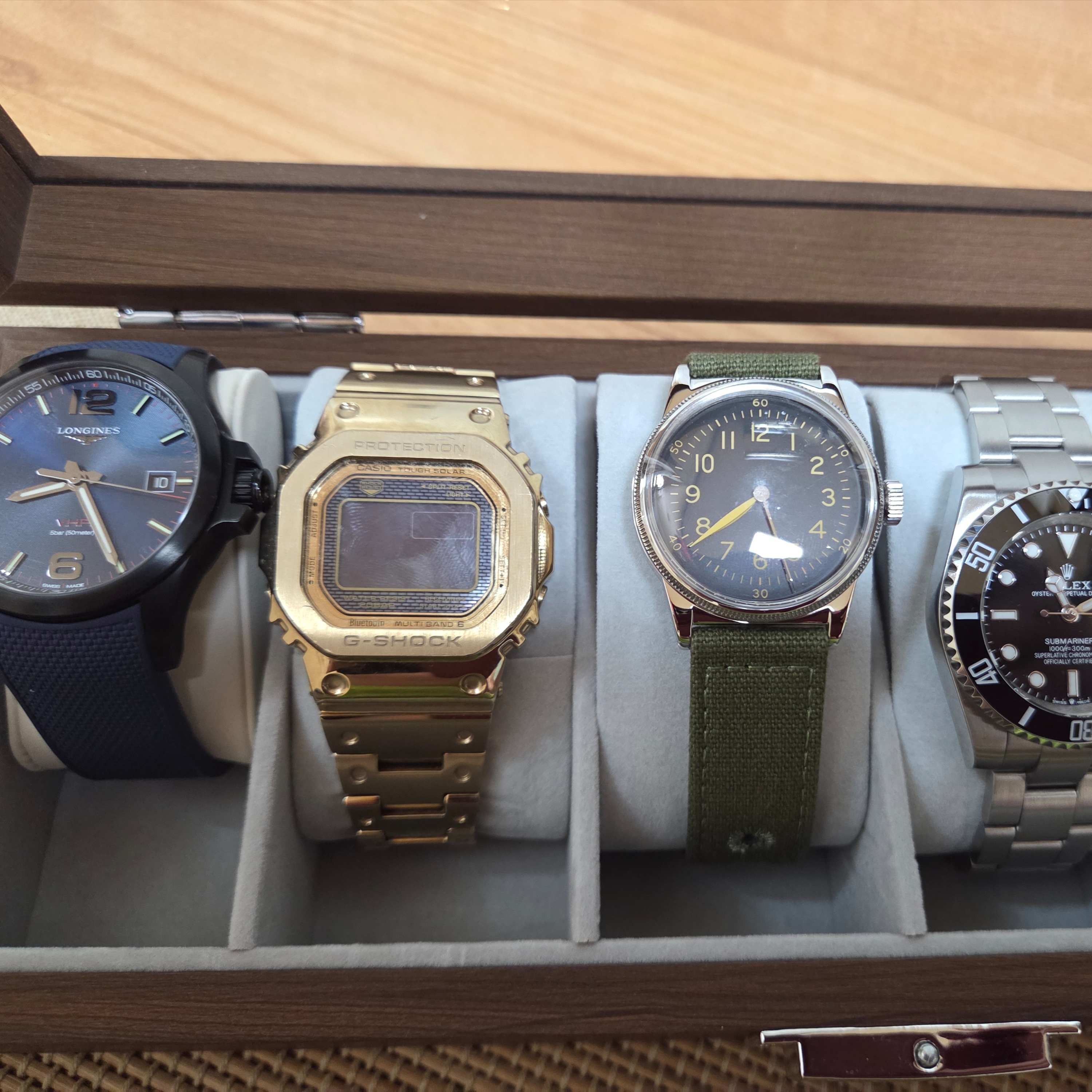 Rolex Submariner Date 41mm 126610LN Black Oyster, Casio G-Shock GMW-B5000GD-9 착용 스타일 - 1