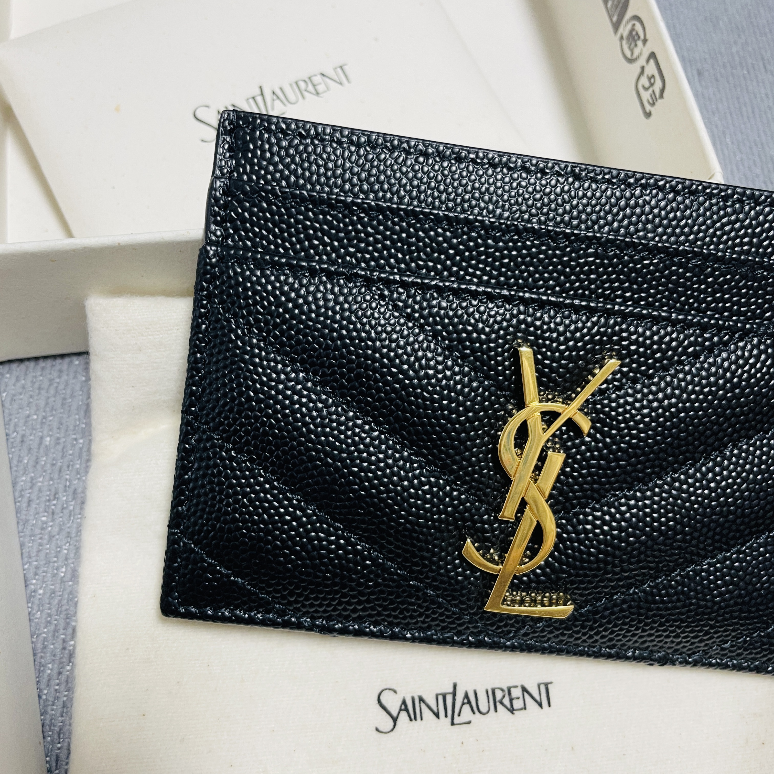 Saint Laurent Cassandre Matelasse Card Case in Grain De Poudre Embossed Leather Black 착용 스타일