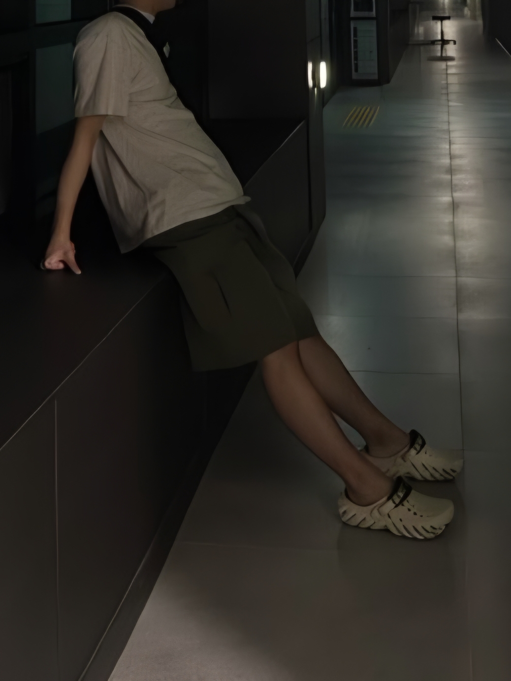 Essentials The Core Collection T-Shirt Light Oatmeal, Crocs Echo Clog Bone Black 착용 스타일 - 1