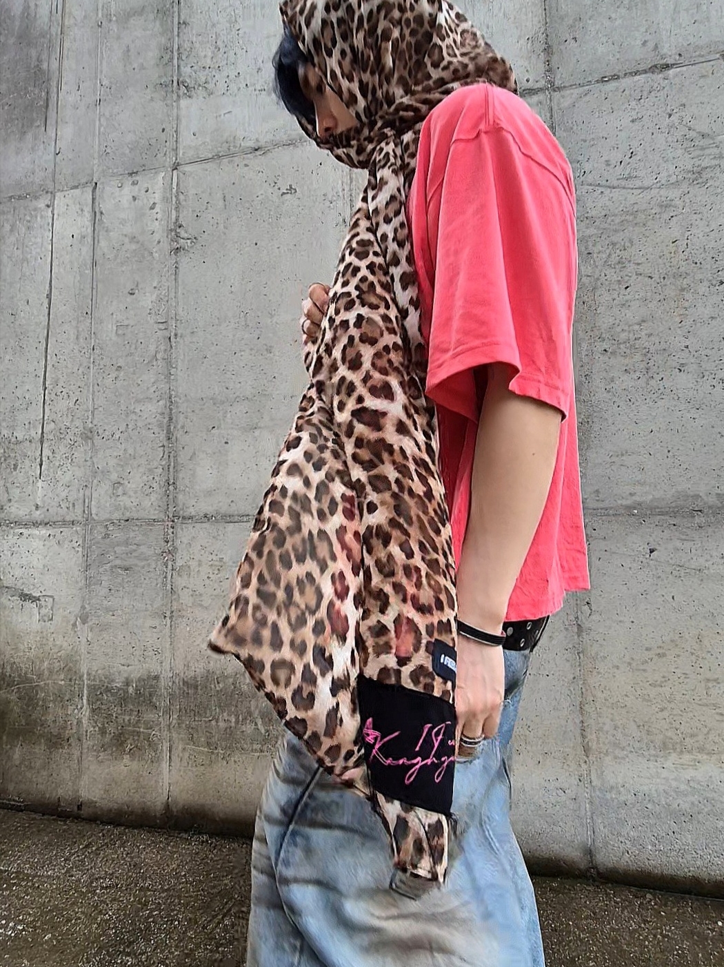Rick Owens Hollywood Mega Bumper Geobasket in Full Grain Calf Leather Black Milk 착용 스타일 - 1