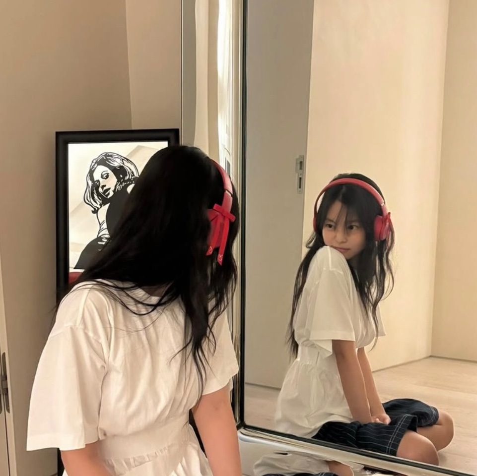 Beats Solo 4 Wireless On Ear Headphone Jennie Special Edition Ruby Red (Korean Ver.) 착용 스타일 - 1