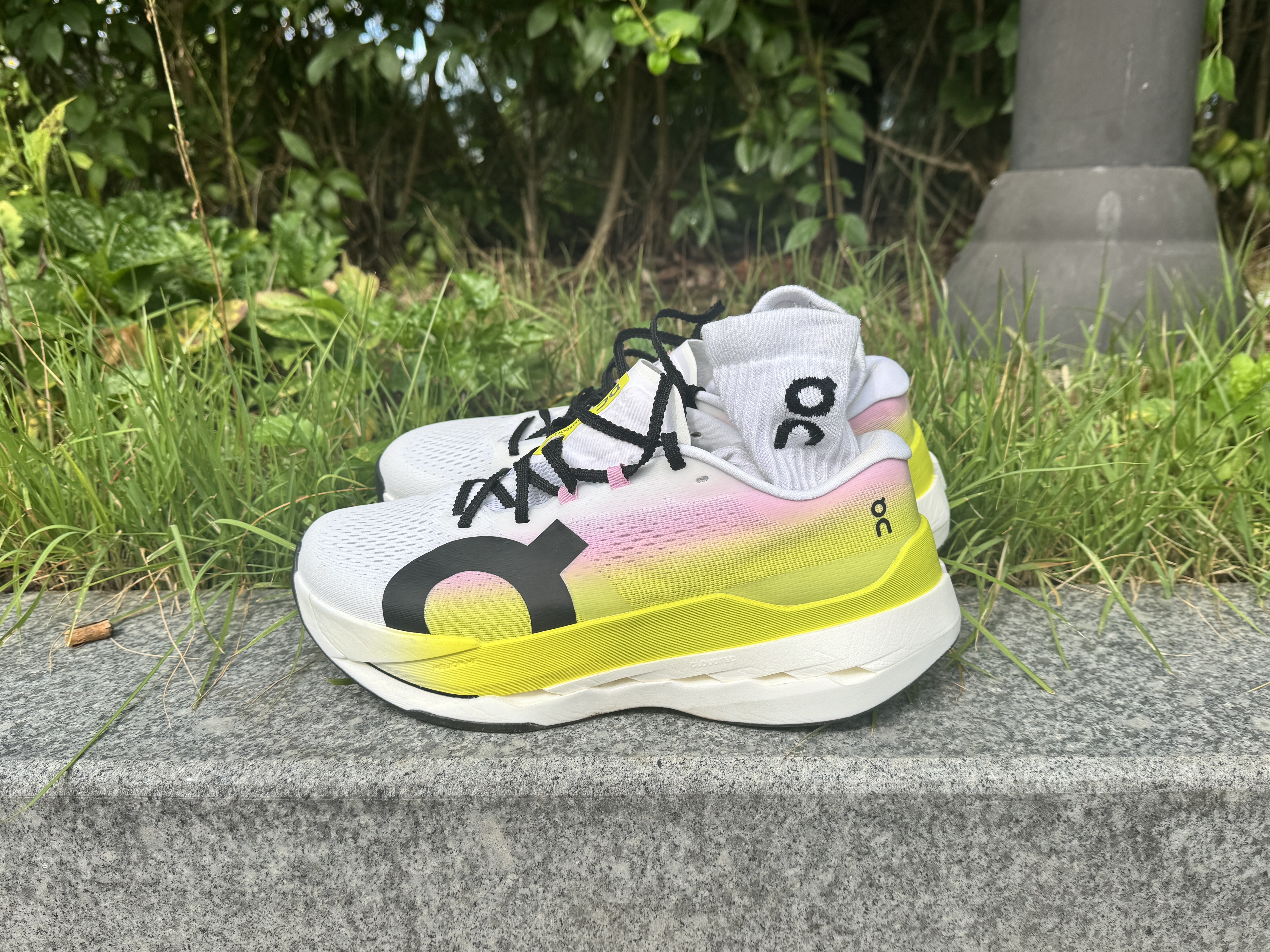 On Running Cloudboom Max Lime Raspberry 착용 스타일