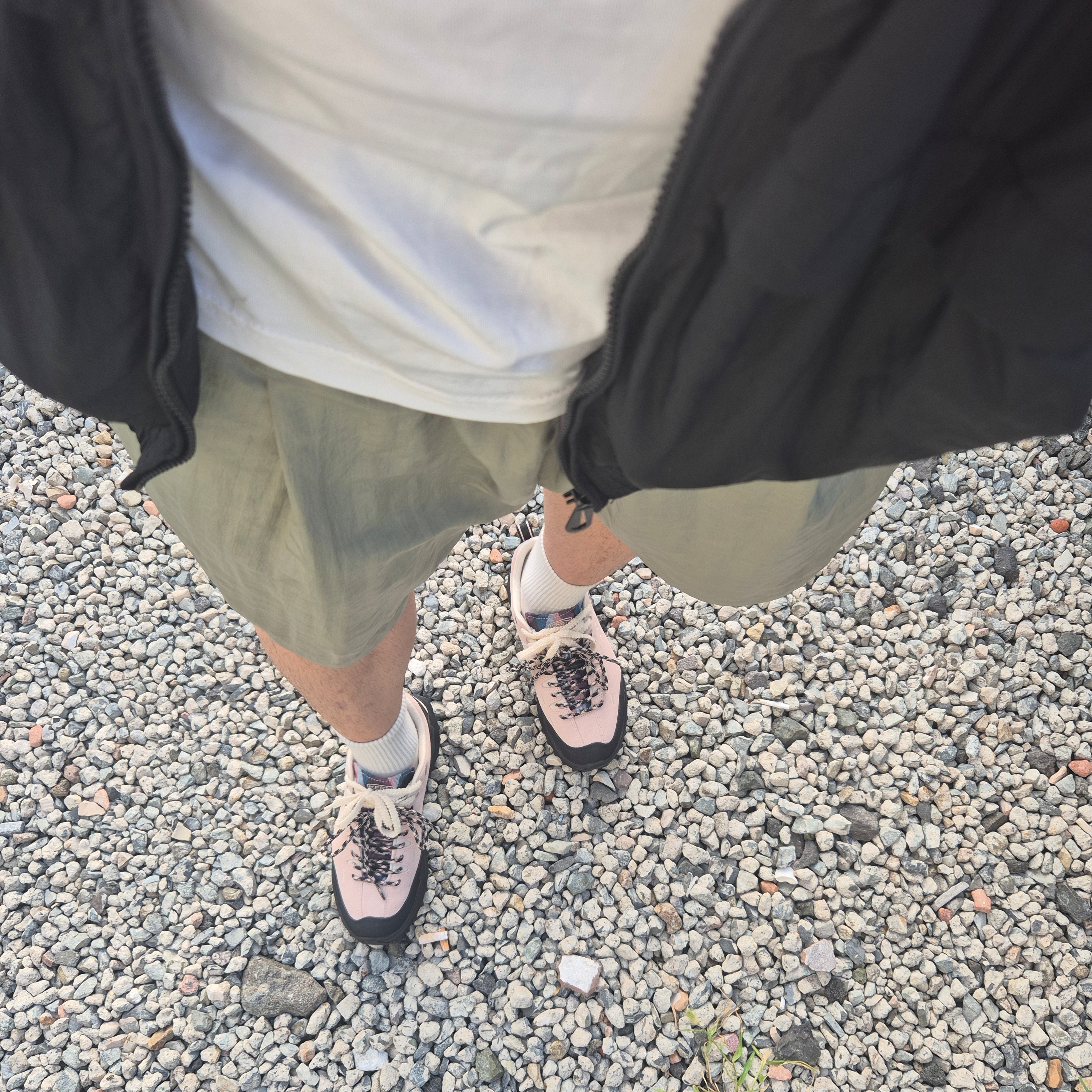 SATUR X KEEN JASPER ZIONIC Light Pink 착용 스타일 - 1