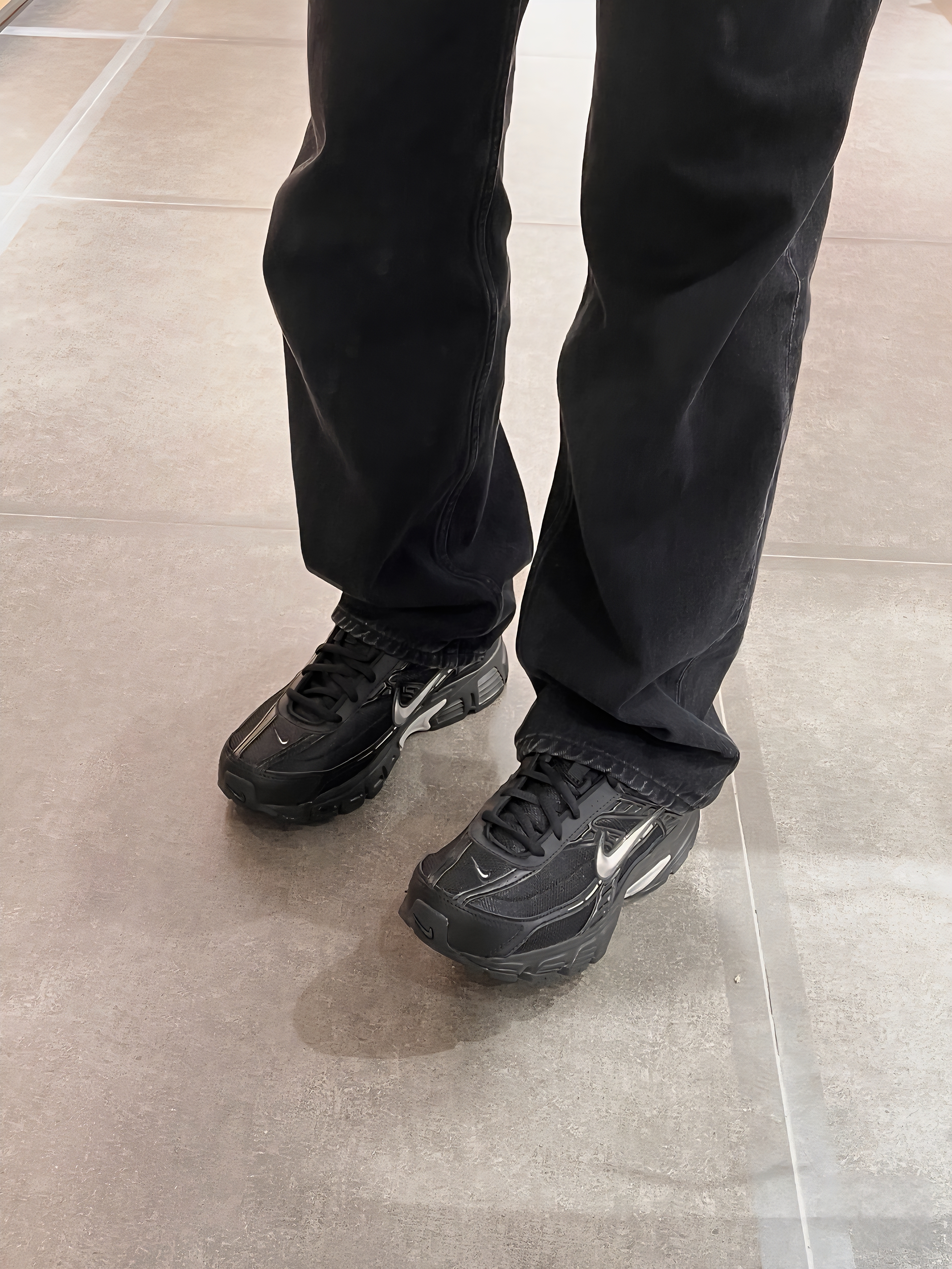 Nike Initiator Black Metallic Silver 착용 스타일