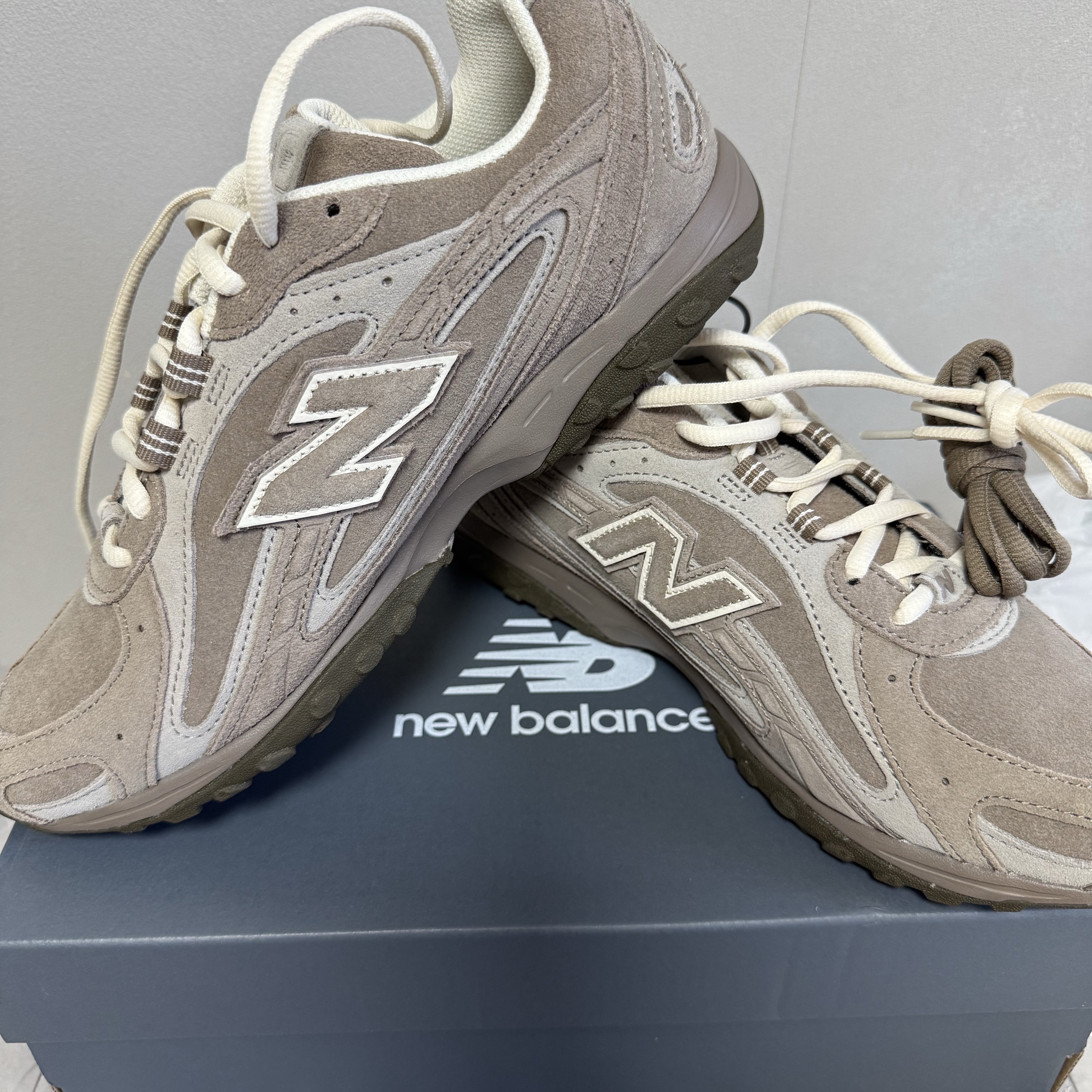 New Balance 204L Suede Mushroom Arid Stone 착용 스타일 - 1