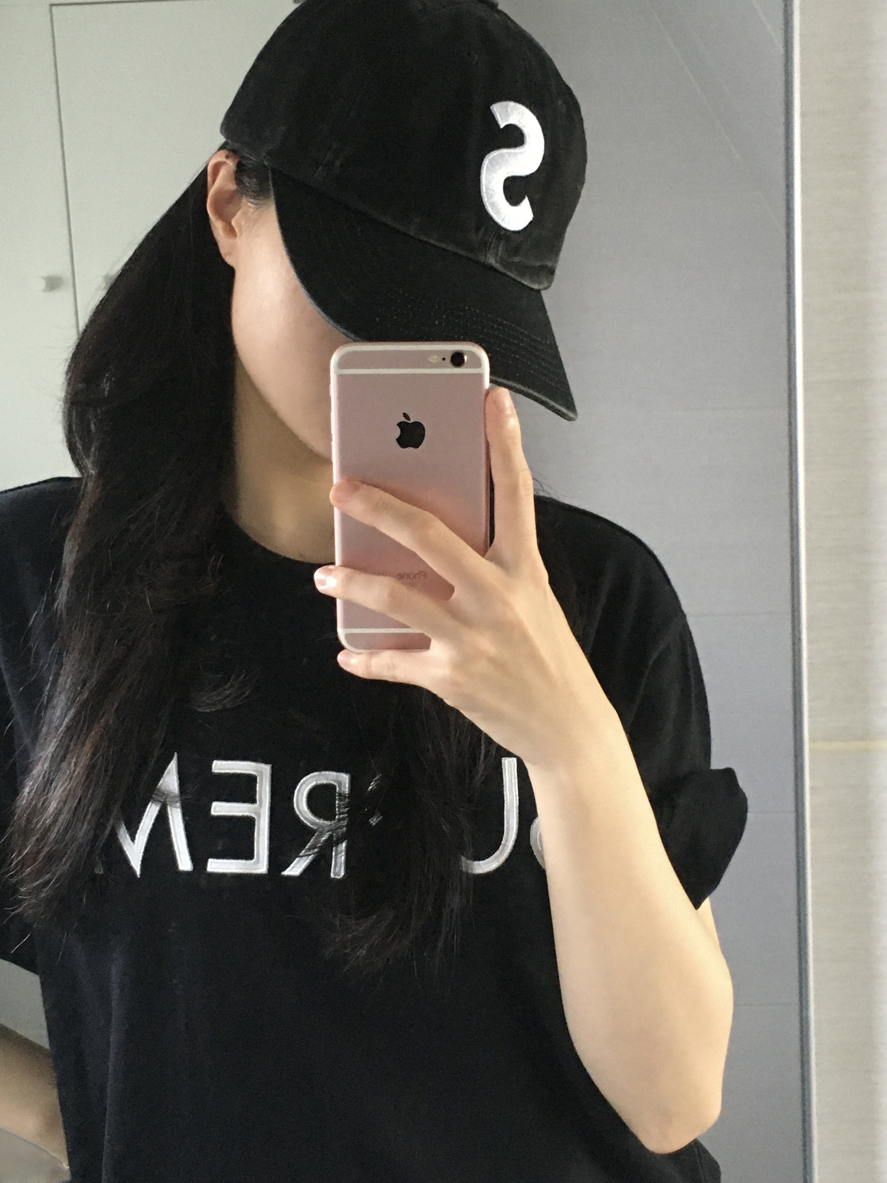 Supreme Pigment Coated S Logo 6-Panel Black - 25SS, Supreme Capital S/S Top Black - 25SS 착용 스타일