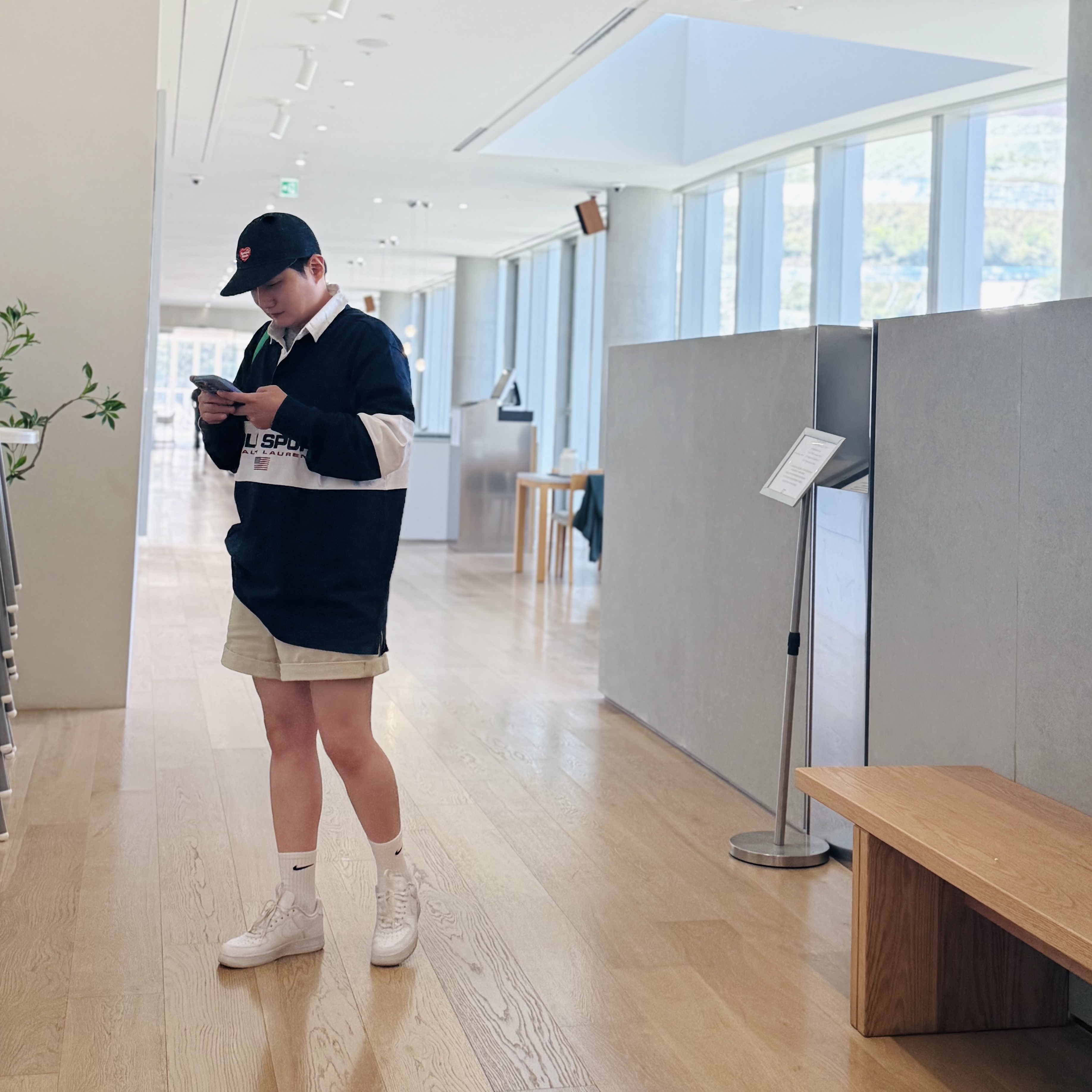 Bottega Veneta Mini Leather Cassette Parakeet, Nike x Supreme Air Force 1 Low White 착용 스타일 - 3