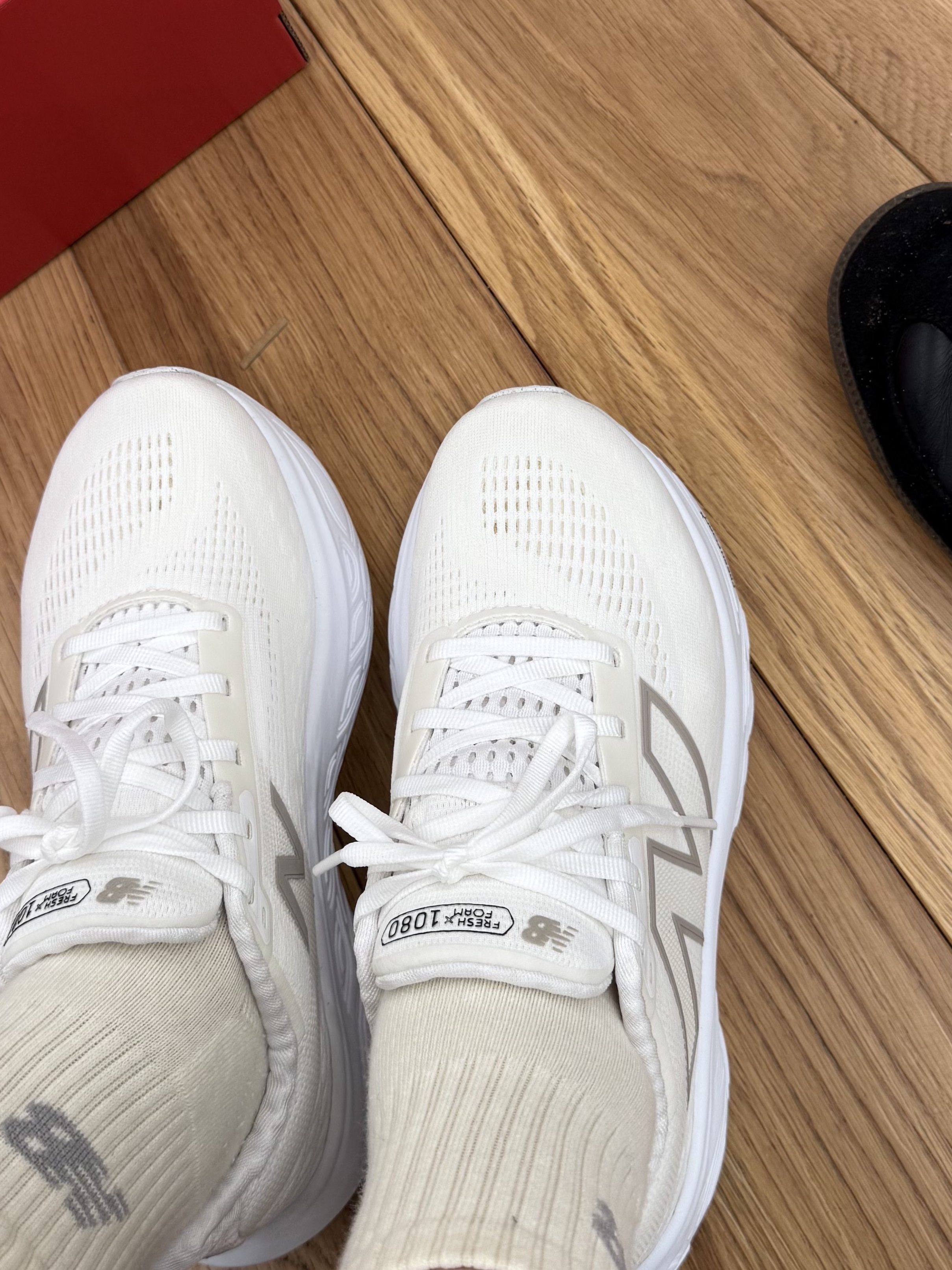 New Balance Fresh Foam X 880v14 White - 2E Wide, (W) New Balance Fresh Foam X 1080v14 White Light Gold Metallic- D Wide 착용 스타일 - 3