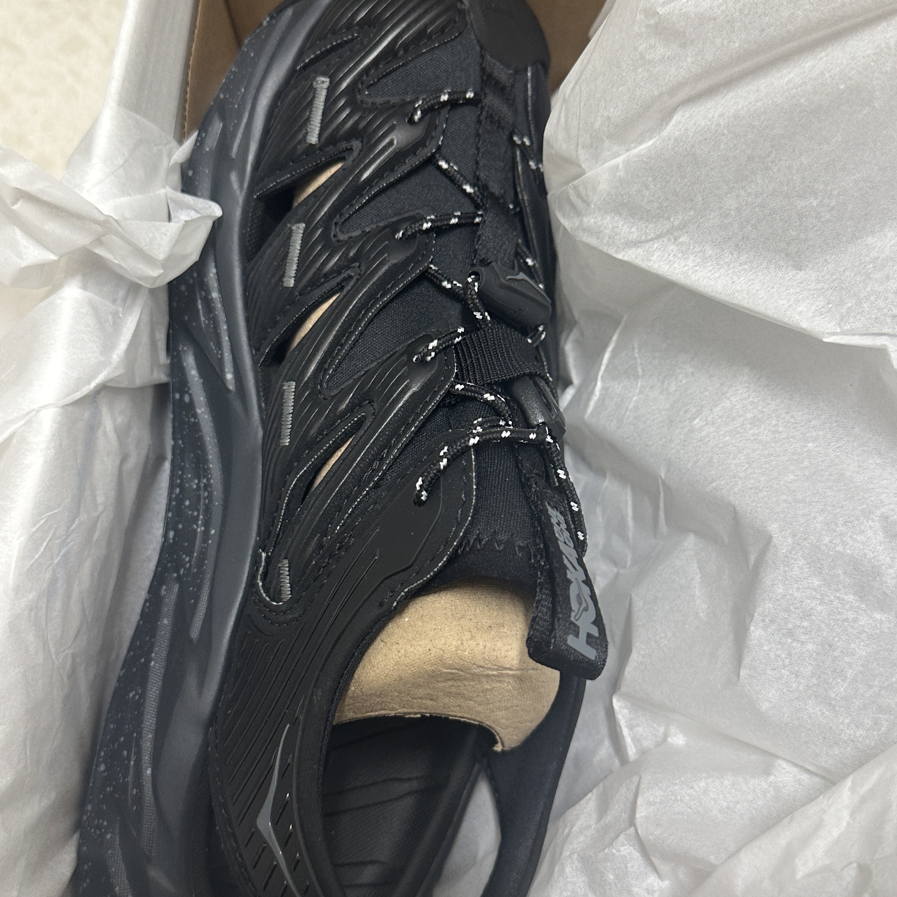 Hoka Hopara Black Castle Rock 착용 스타일 - 2