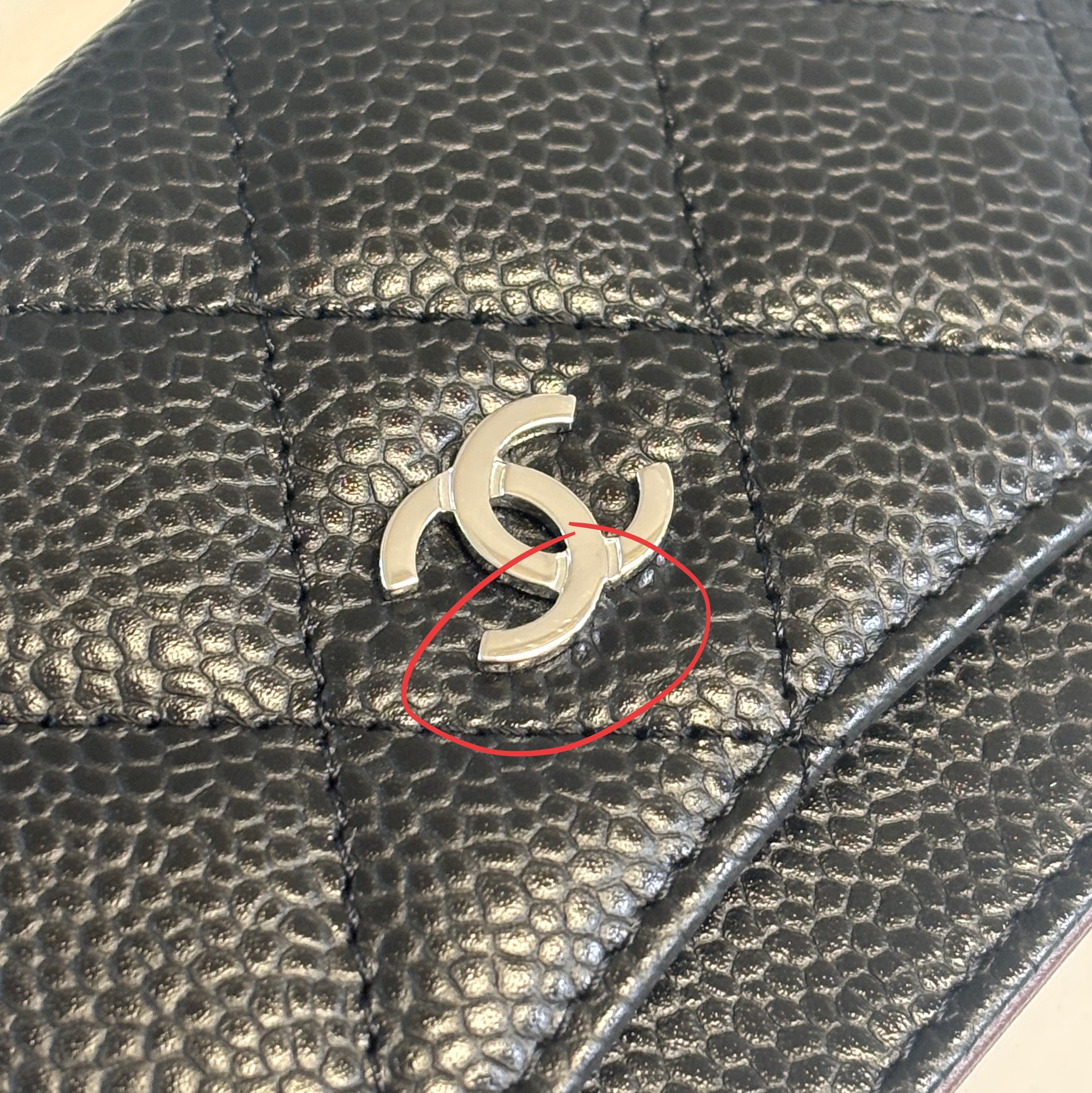 Chanel Classic Card Holder Grained Calfskin & Silver Black 착용 스타일