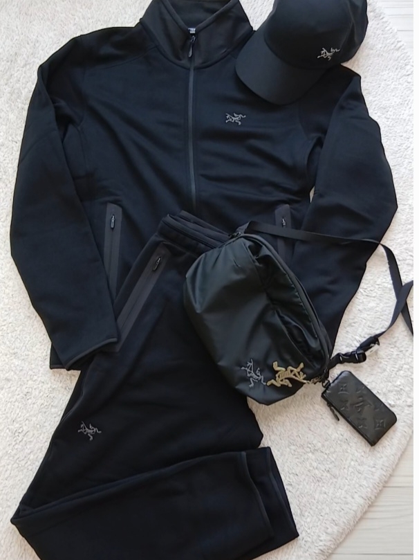 Arc'teryx Kyanite Jacket Black, Arc'teryx Heliad 6 Crossbody Bag Black 착용 스타일 - 3