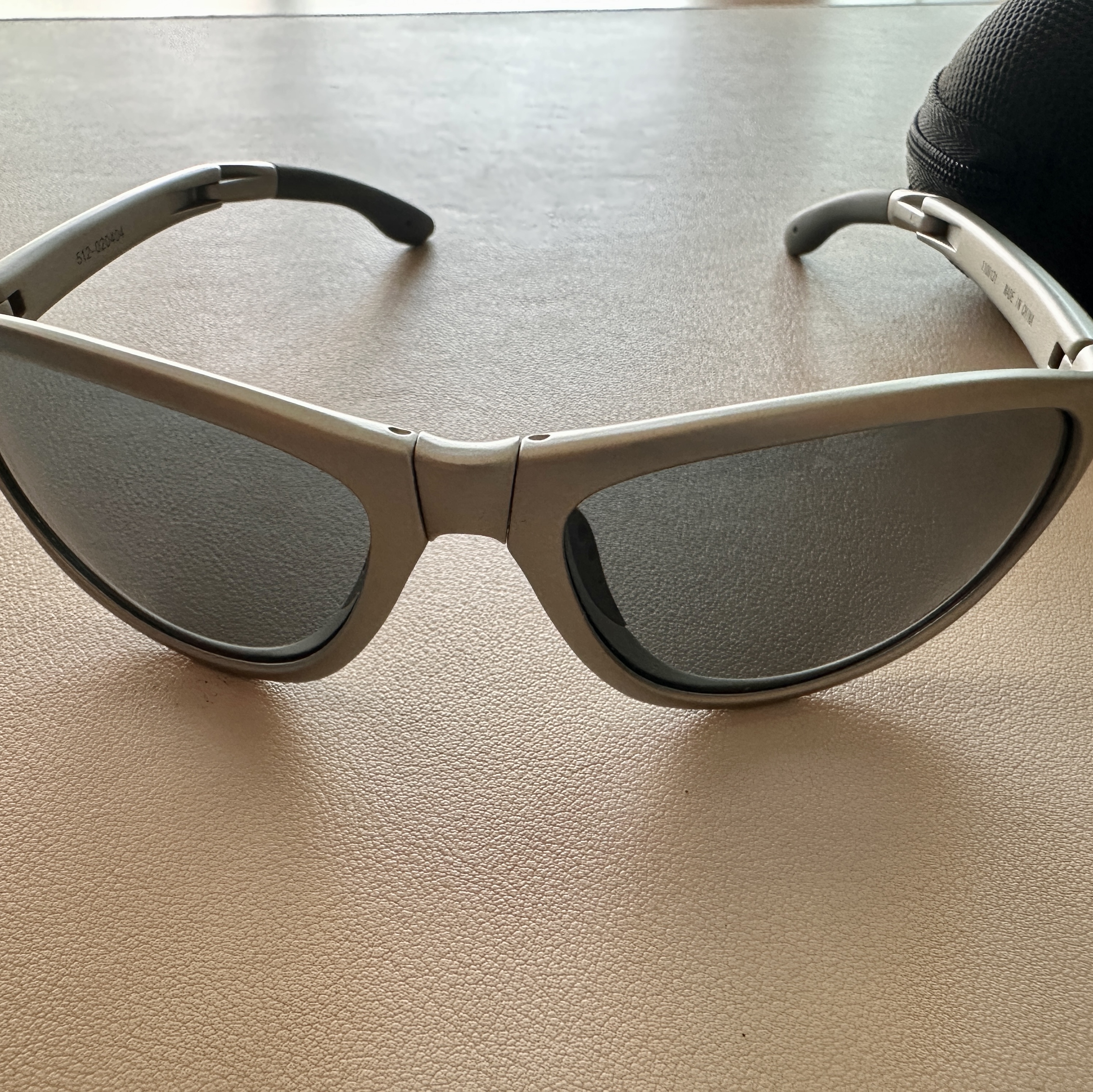 Montbell Trekking Glasses Silver Metallic Light Grey 착용 스타일