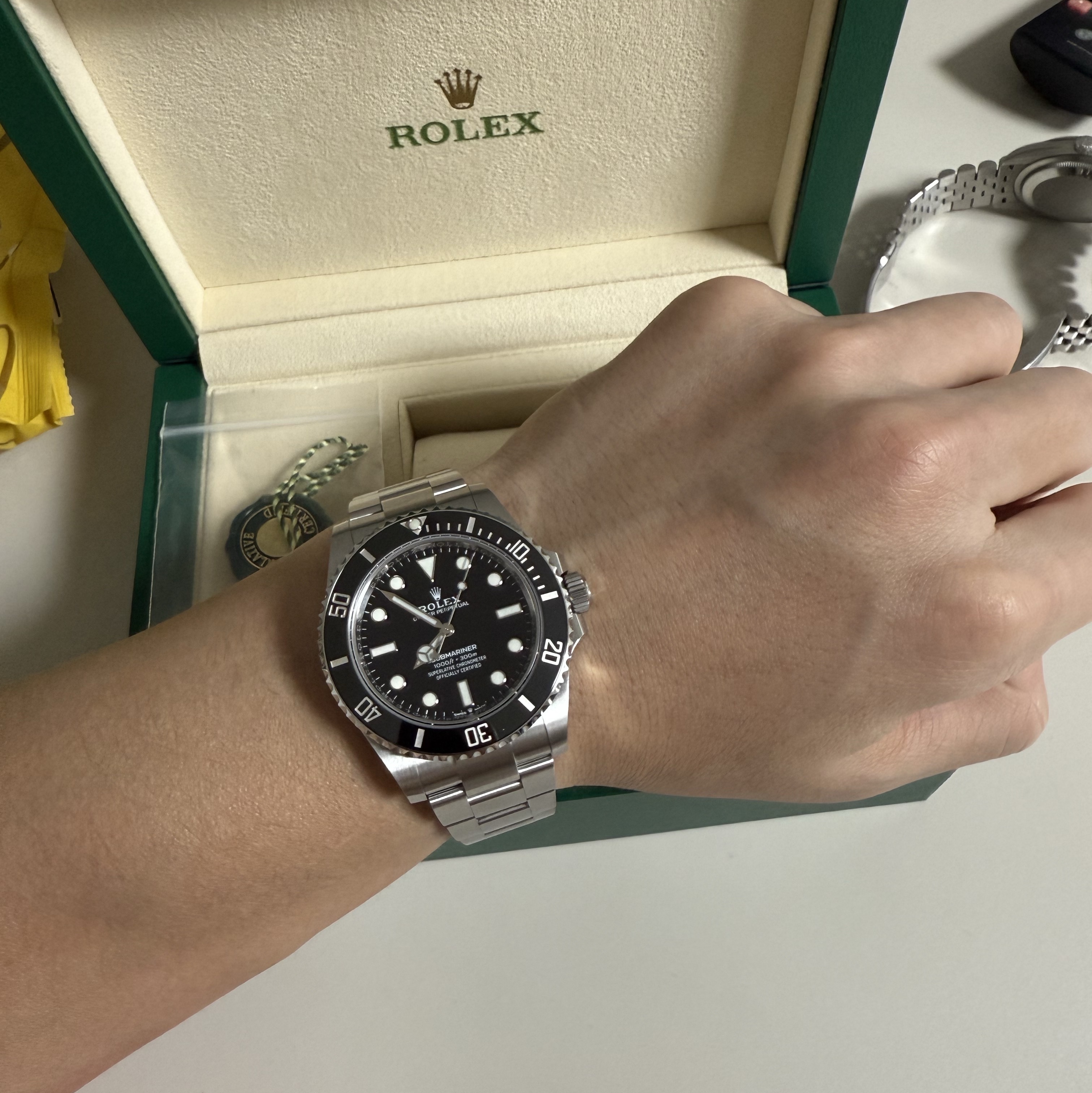 Rolex Submariner 41mm 124060 Black Oyster 착용 스타일 - 2