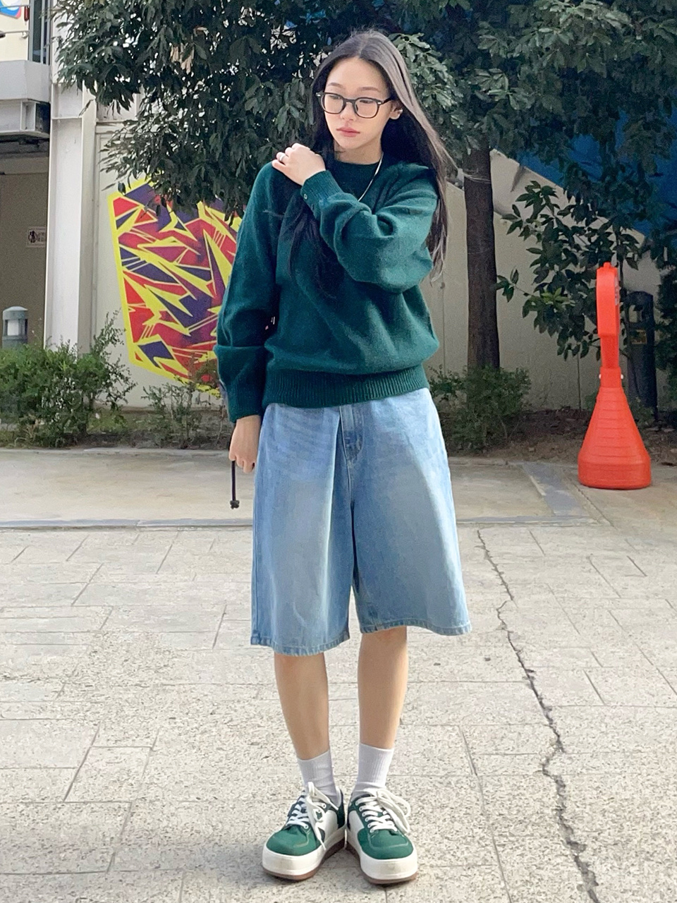 Knitted Shaggy Dog Wool 100% Round Knit Dark Green 착용 스타일