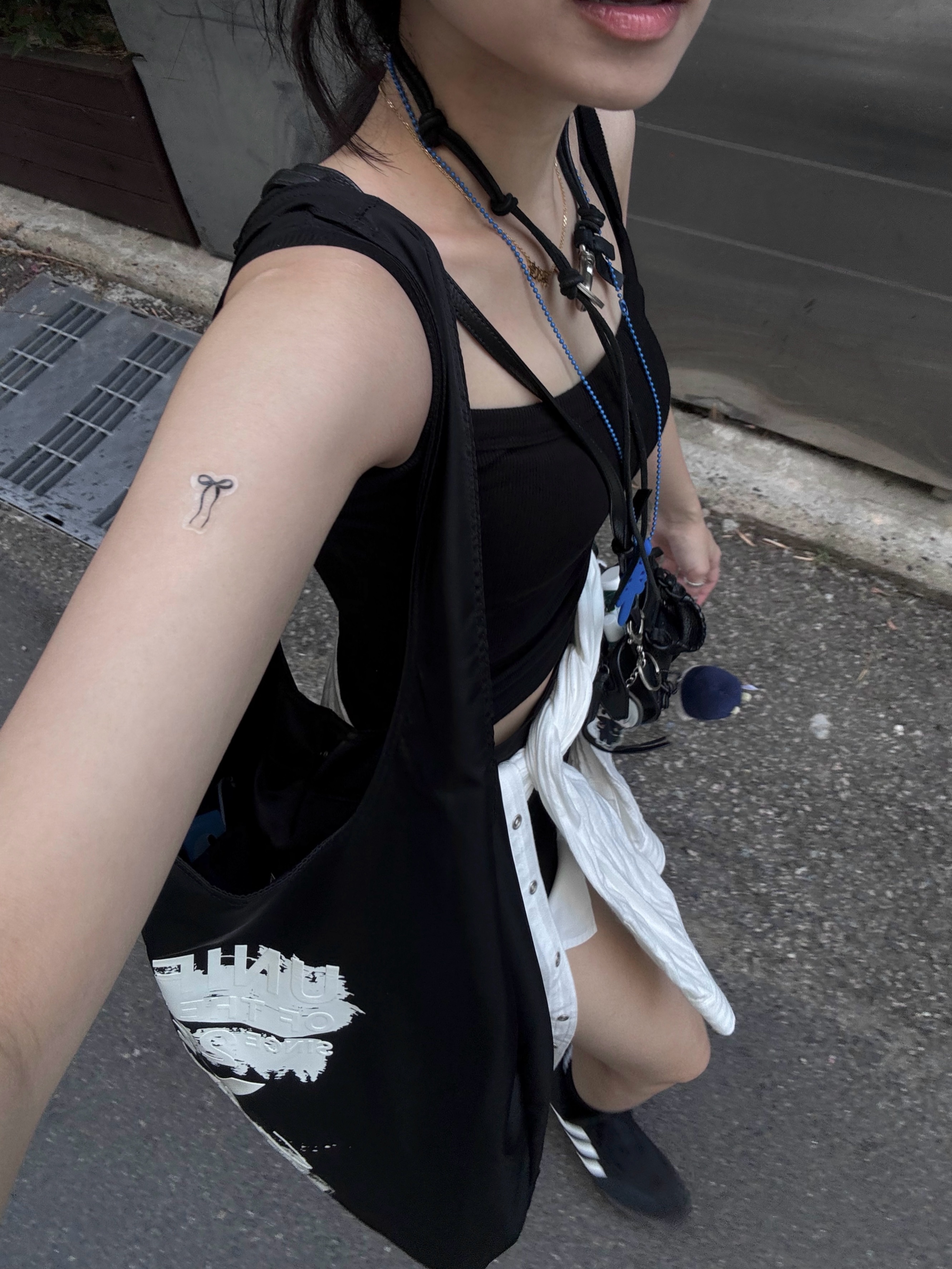 Y-3 Tote Black, Y-3 Logo Cap Black 착용 스타일 - 2