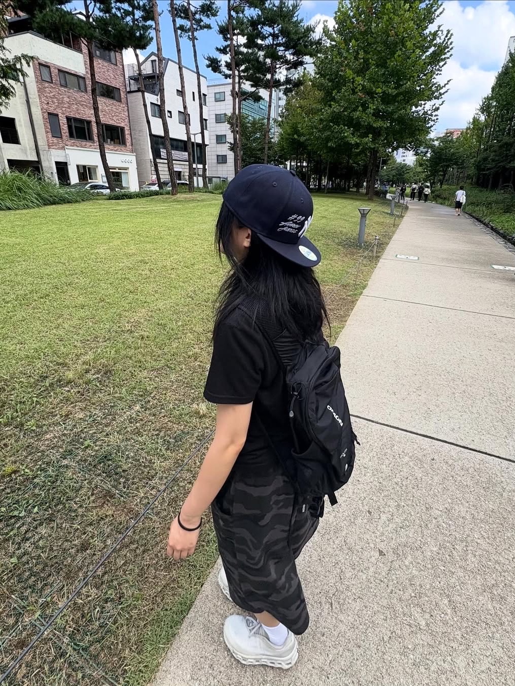 SLOW RECORD HOUSE 04 Bermuda Sweat Pants Camo Charcoal 착용 스타일 - 2