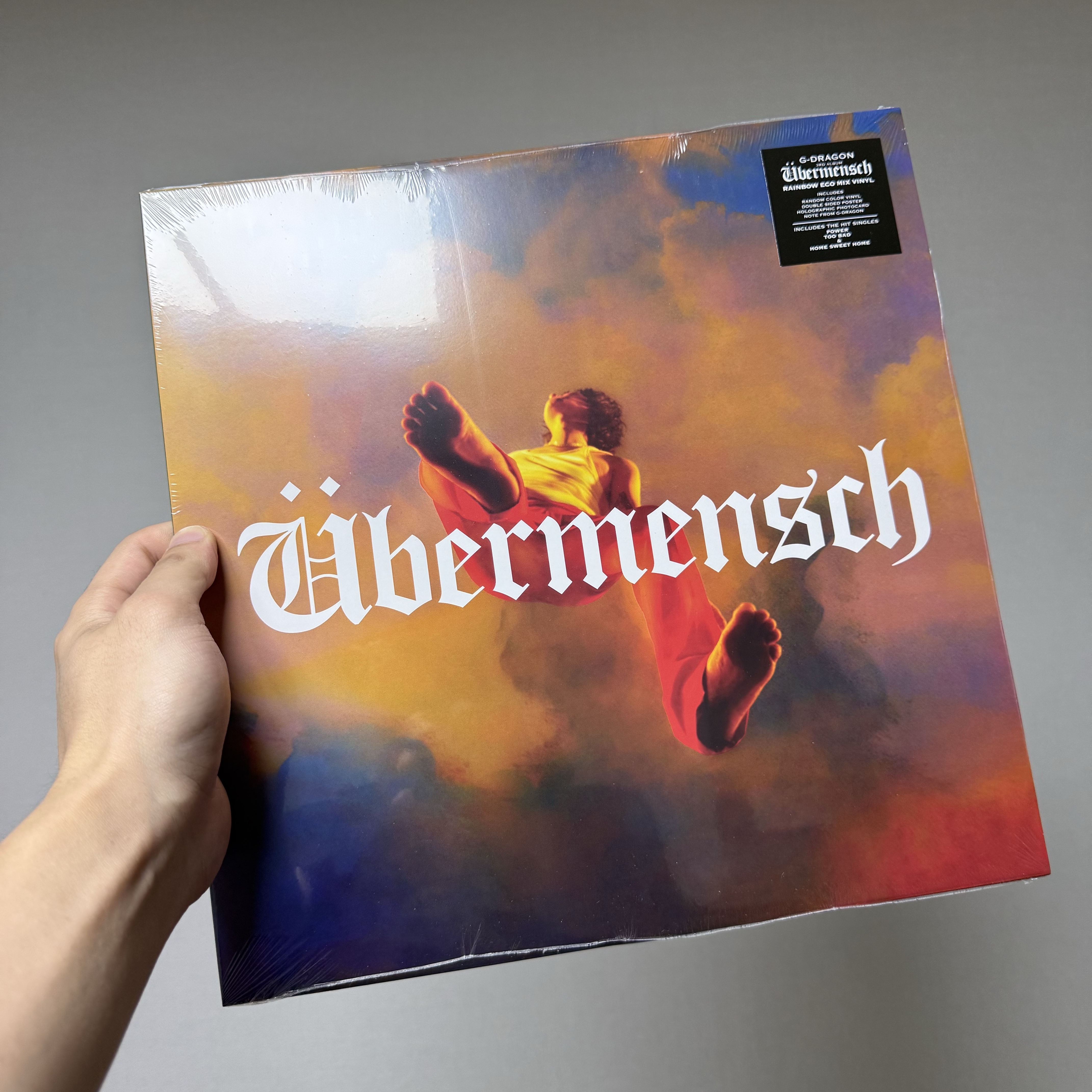 G-DRAGON Ubermensch Rainbow Eco Mix Vinyl (Random Color) 착용 스타일 - 1