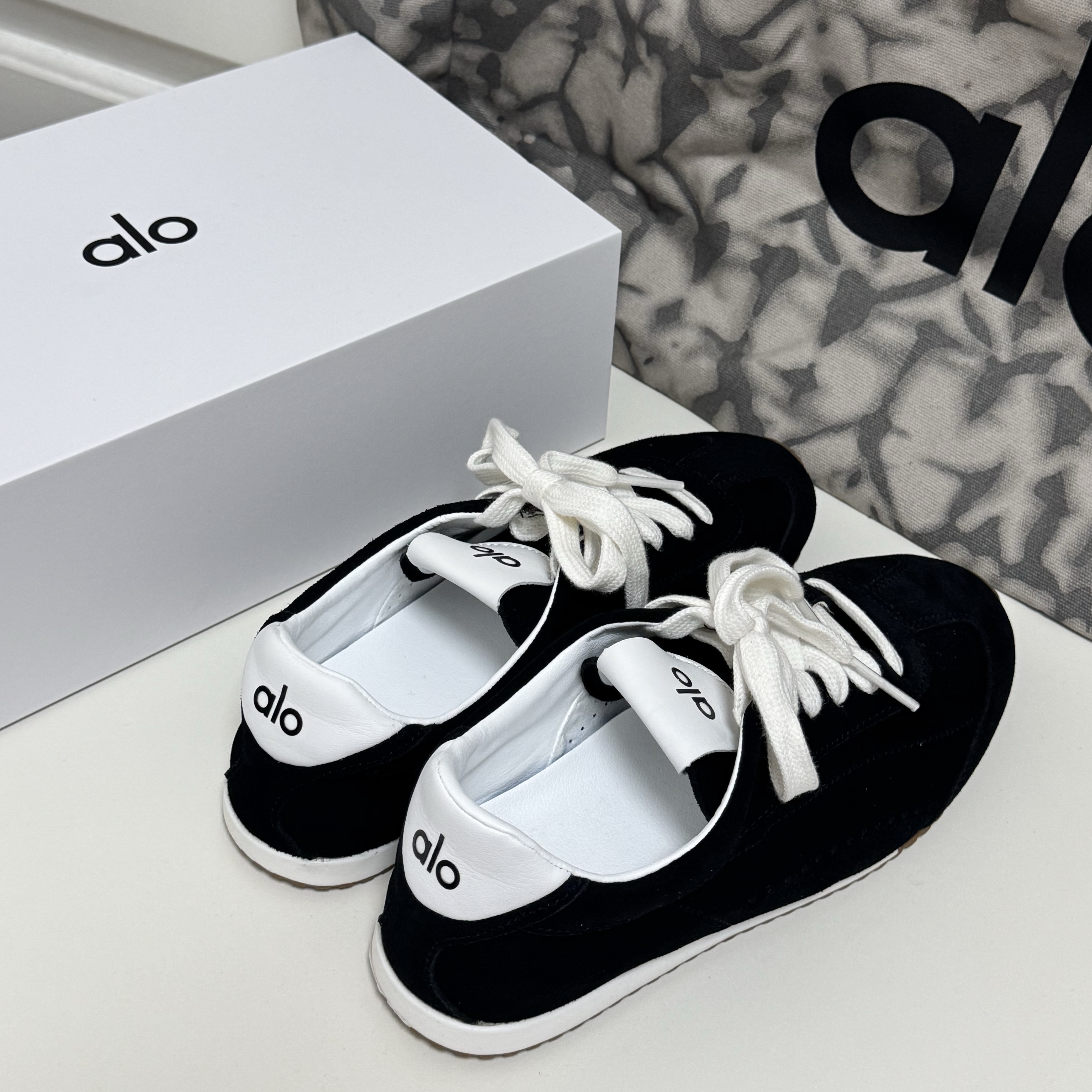 (W) Alo Yoga Sunset Sneaker Black, Alo Yoga Iconic Shopper Tote Bag Grey Tiedye 착용 스타일 - 2