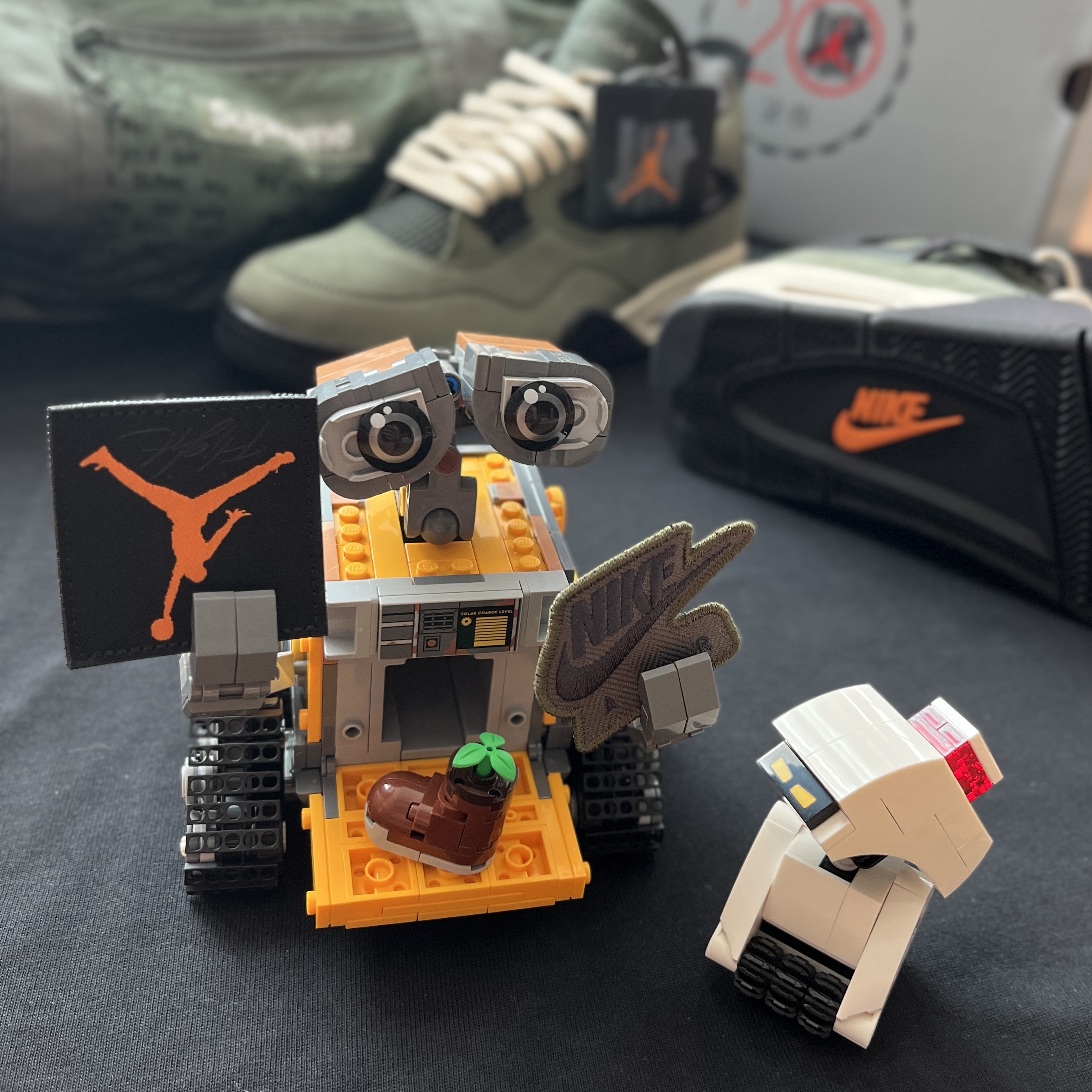 Jordan 4 x Undefeated Retro OG SP Deep Green and Clementine, Lego Disney WALL-E and EVE 착용 스타일 - 1