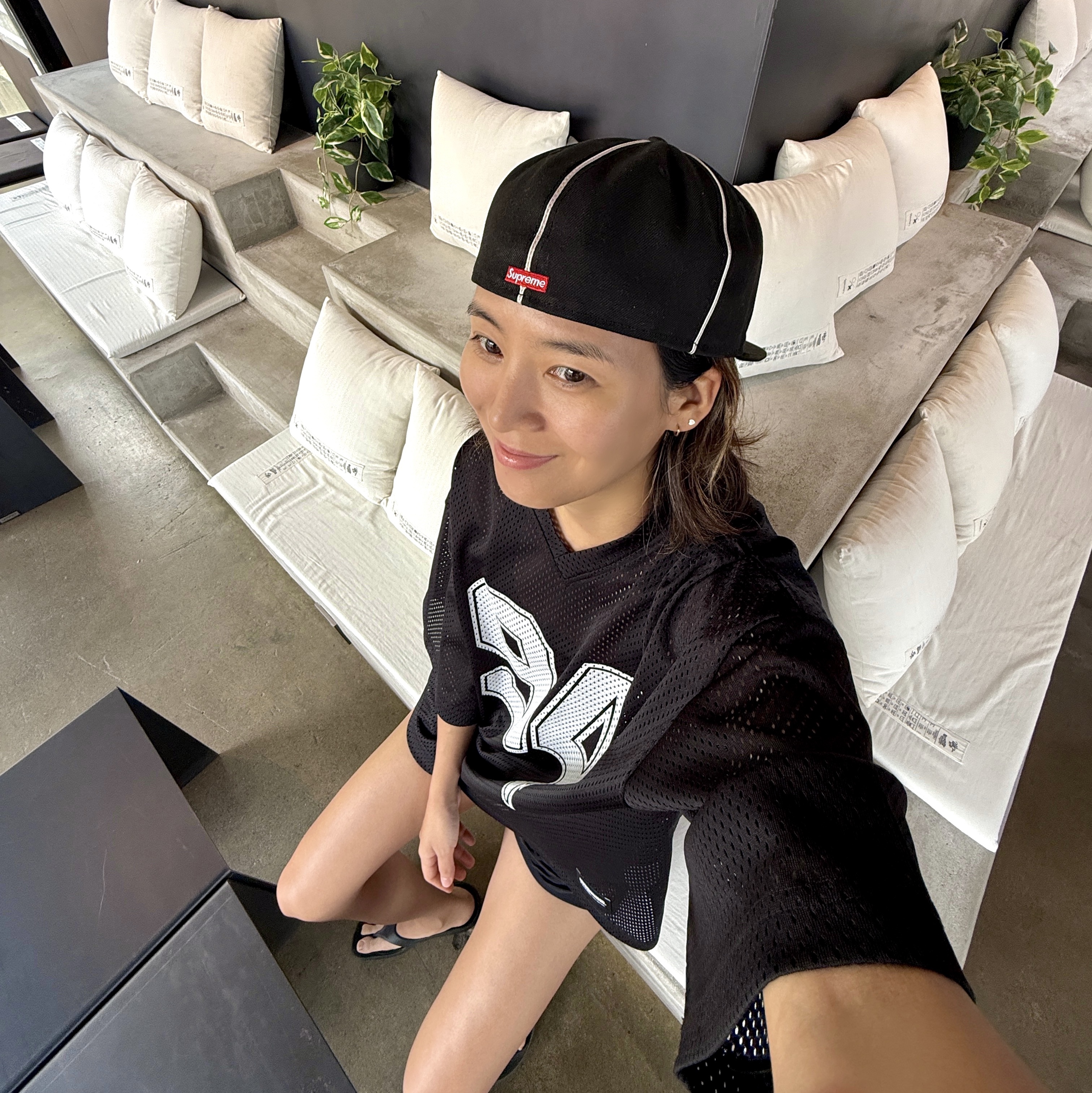 Supreme Piping Script Logo New Era Black - 25SS 착용 스타일 - 2