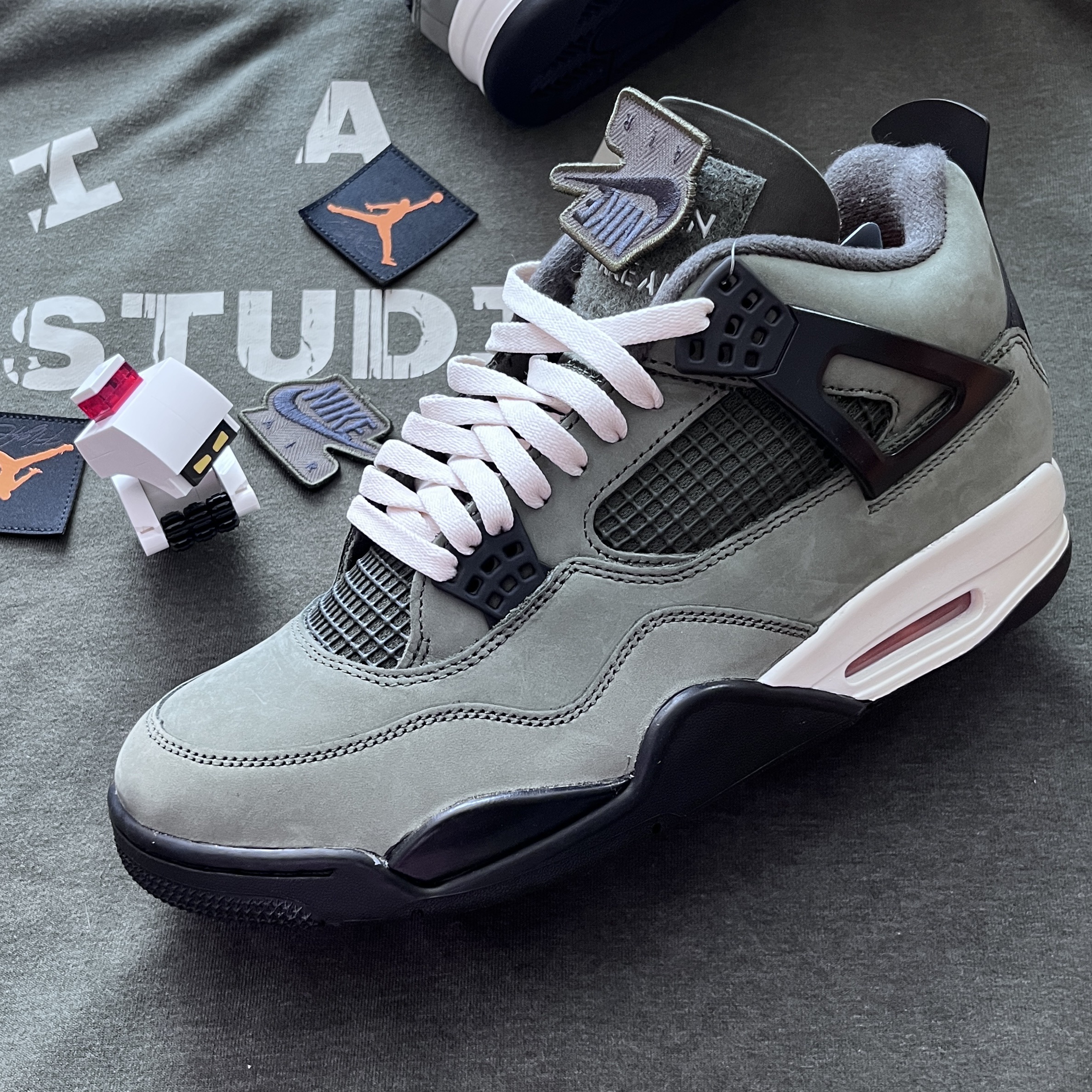 Jordan 4 x Undefeated Retro OG SP Deep Green and Clementine, IAB Studio x D.P. Zip-Up Hoodie Dark Green 착용 스타일 - 1