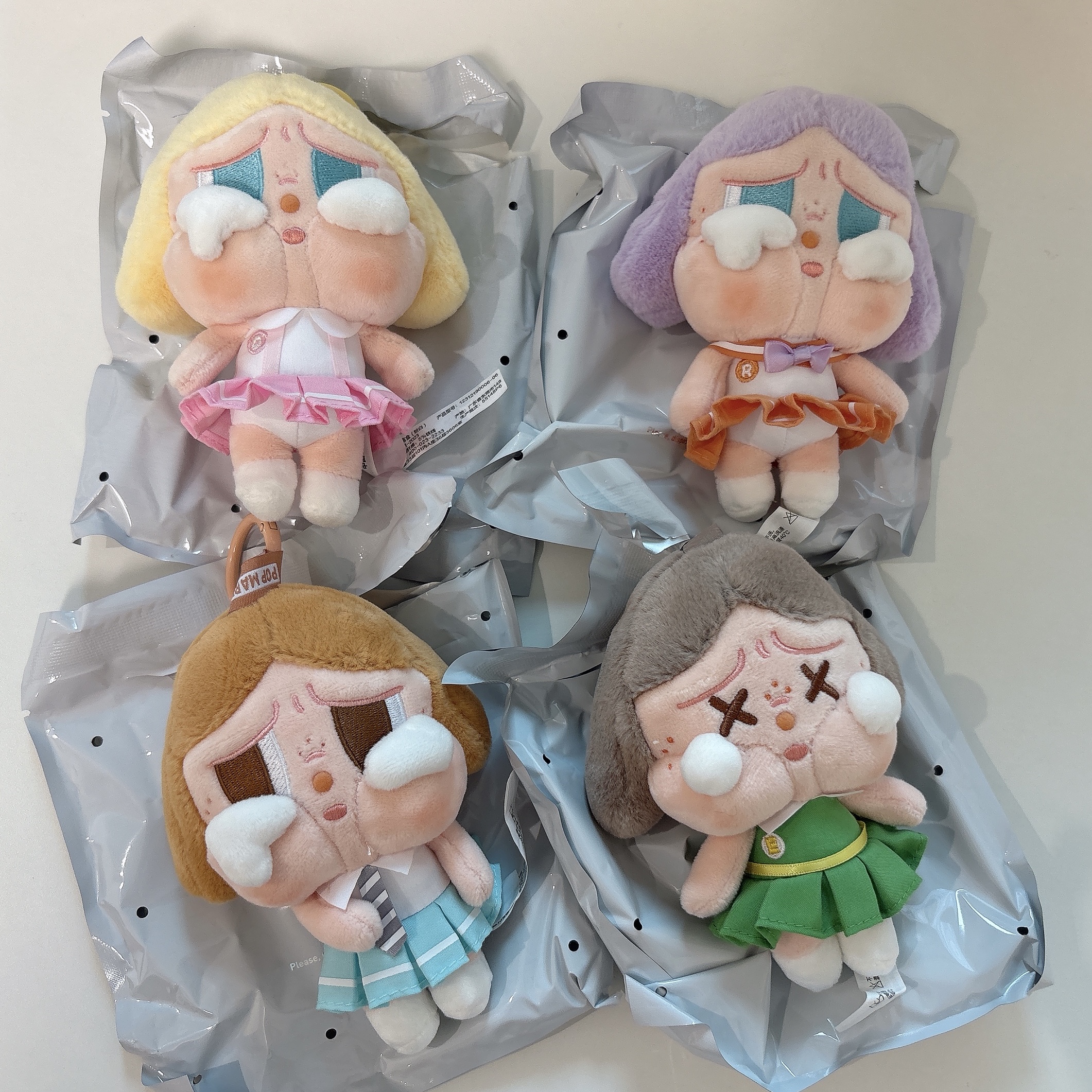 Pop Mart Crybaby Sunset Concert Series Keyring Sealed Case (6 Blind Boxes) 착용 스타일