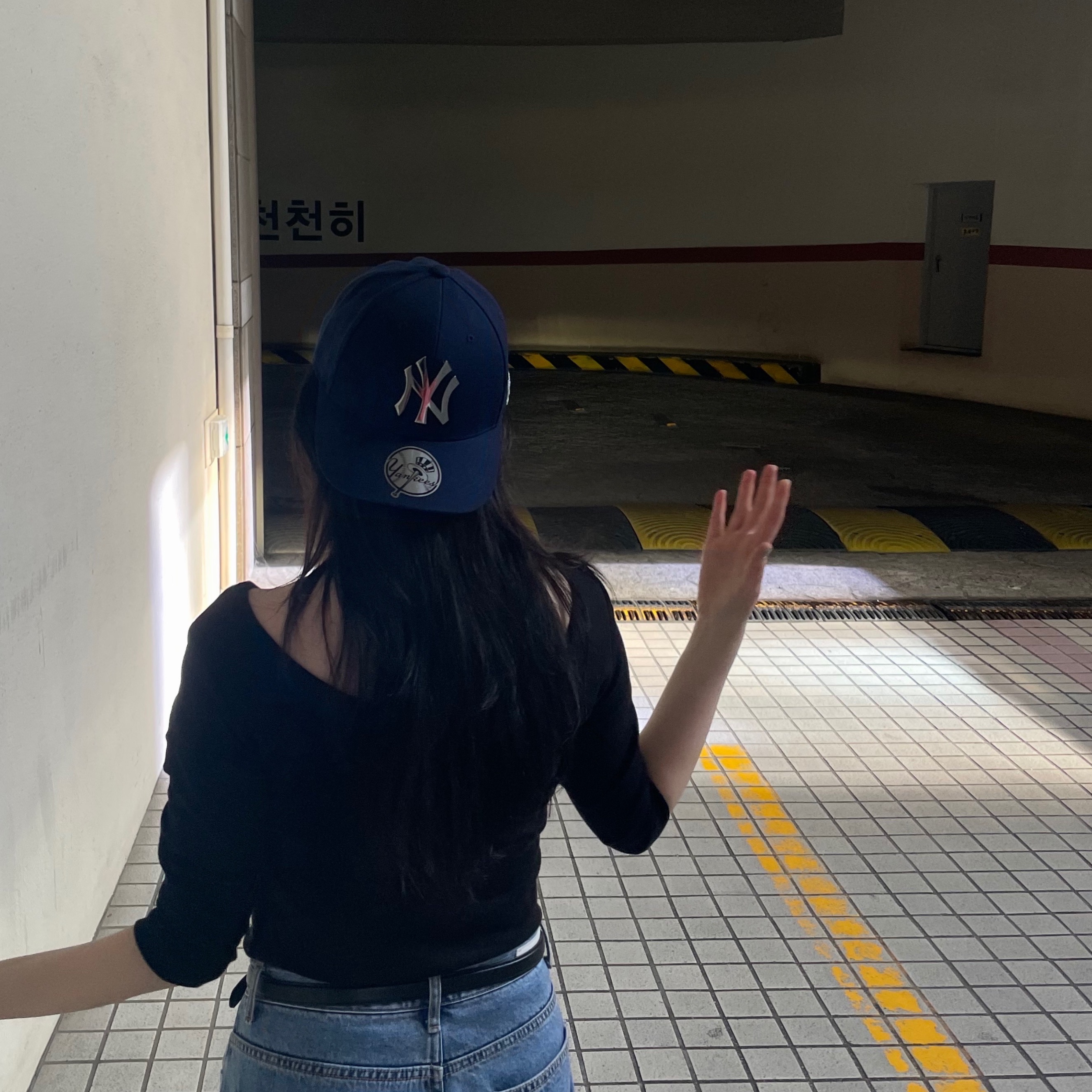 MLB Karina Exclusive Structured Ball Cap New York Yankees Navy 착용 스타일 - 1