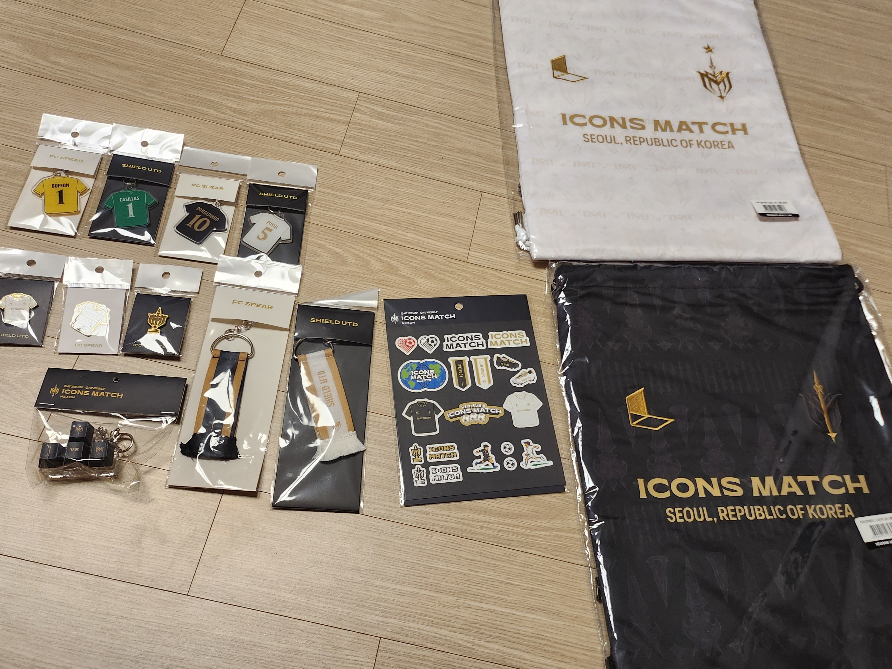 FC SPEAR Knit Muffler Keyring Black, SHIELD UTD Knit Muffler Keyring White 착용 스타일