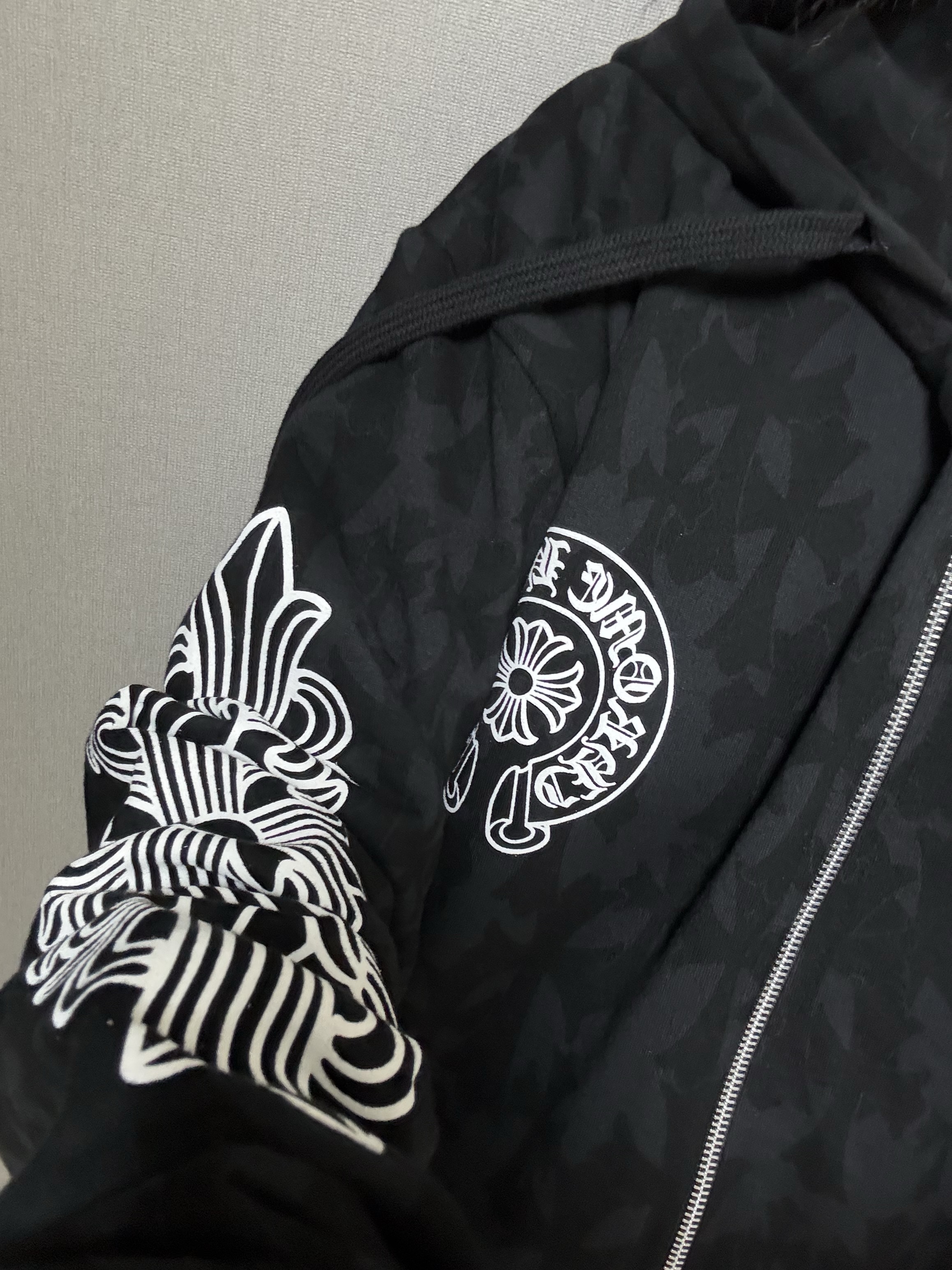 Chrome Hearts Cemetery Cross Print Pullover Hoodie Black, Supreme Crochet Beanie Black - 25SS 착용 스타일 - 1