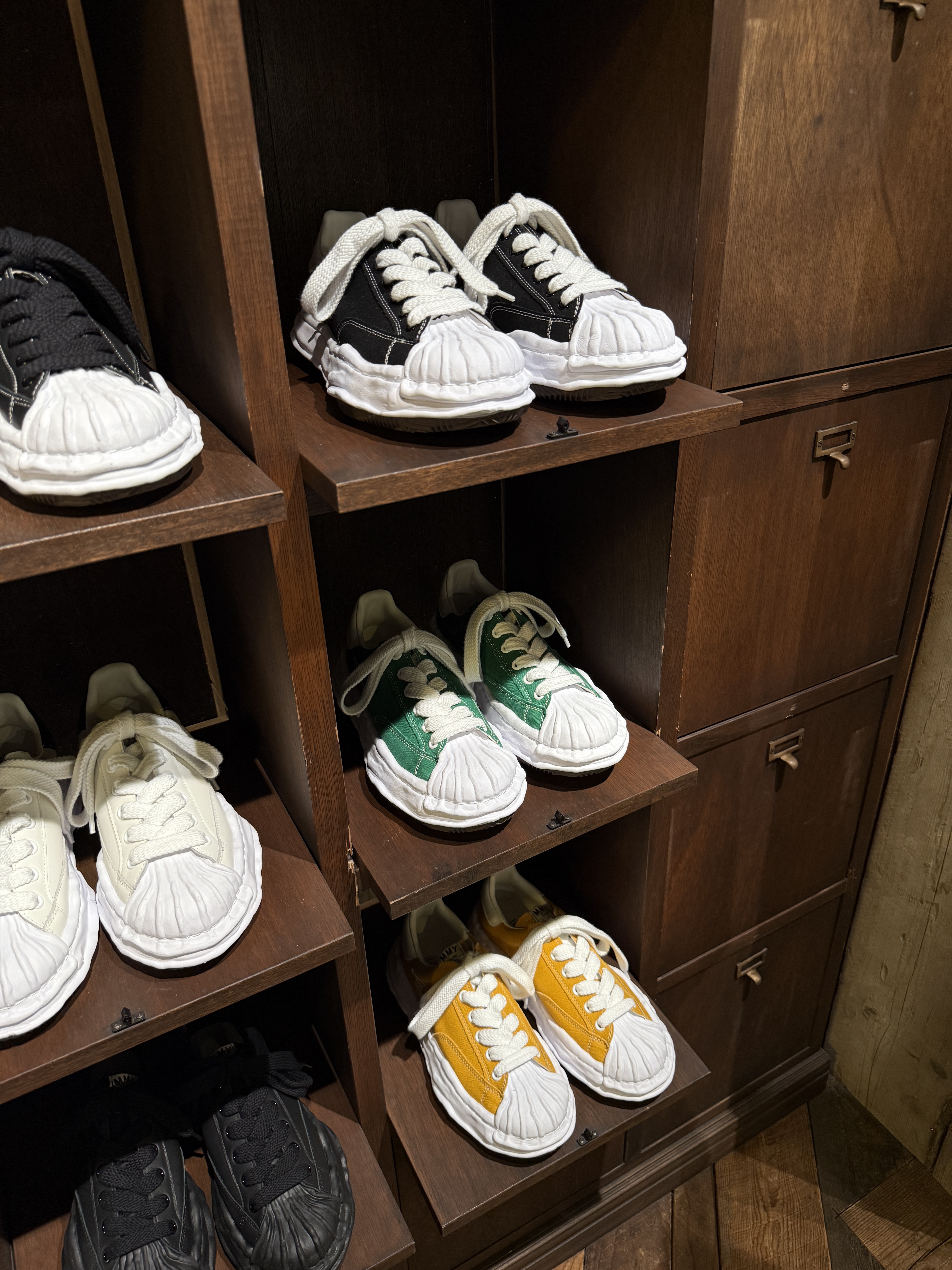 Maison Mihara Yasuhiro Blakey OG Sole Canvas Low-top Sneakers CL Green, Maison Mihara Yasuhiro Blakey OG Sole Canvas Low-top Sneakers Yellow 착용 스타일