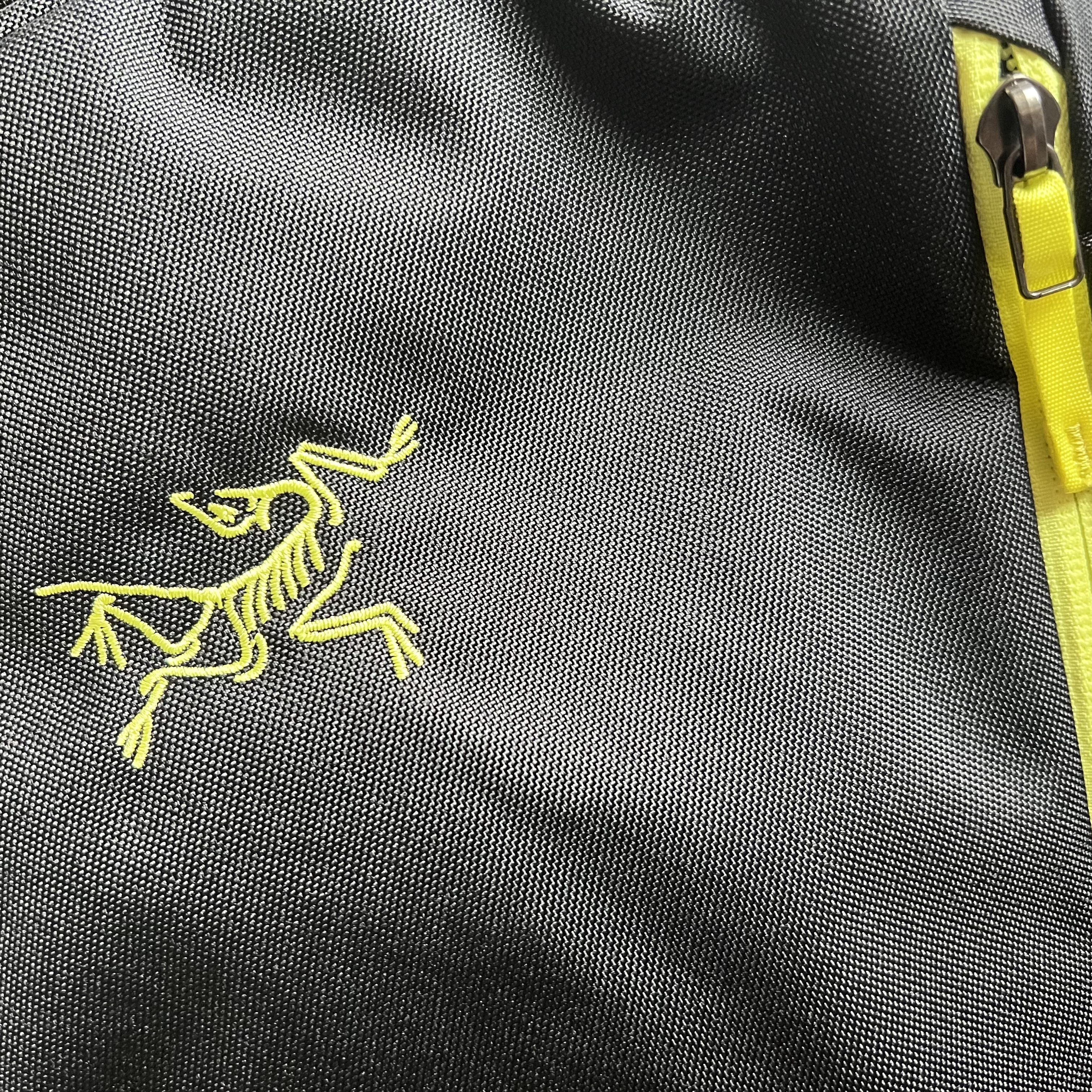 Arc'teryx Mantis 26 Backpack Black Euphoria 착용 스타일