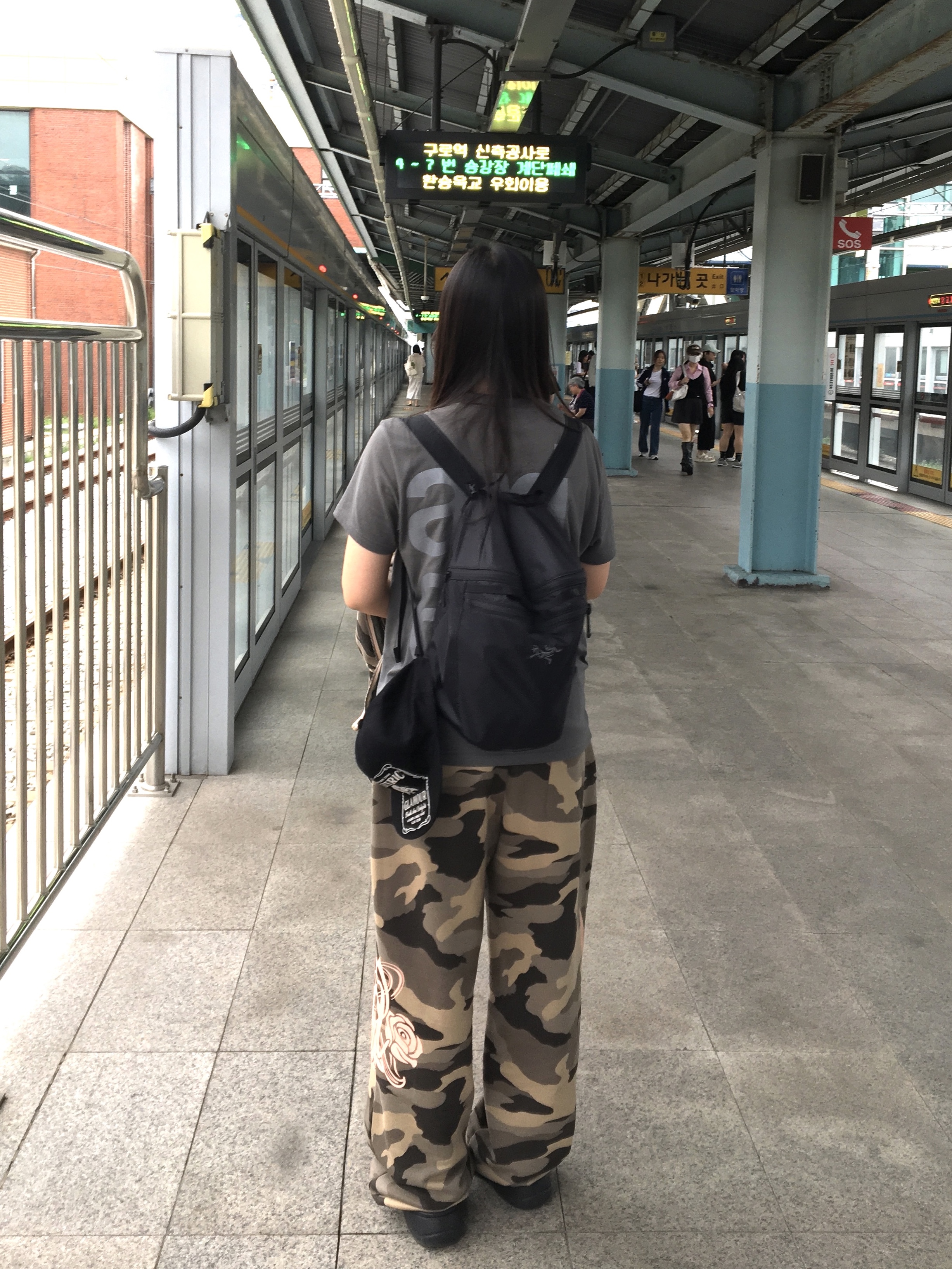 [KREAM 단독] Safarispot Basic Safari T-Shirt Charcoal, Arc'teryx Heliad 15 Backpack Black 착용 스타일