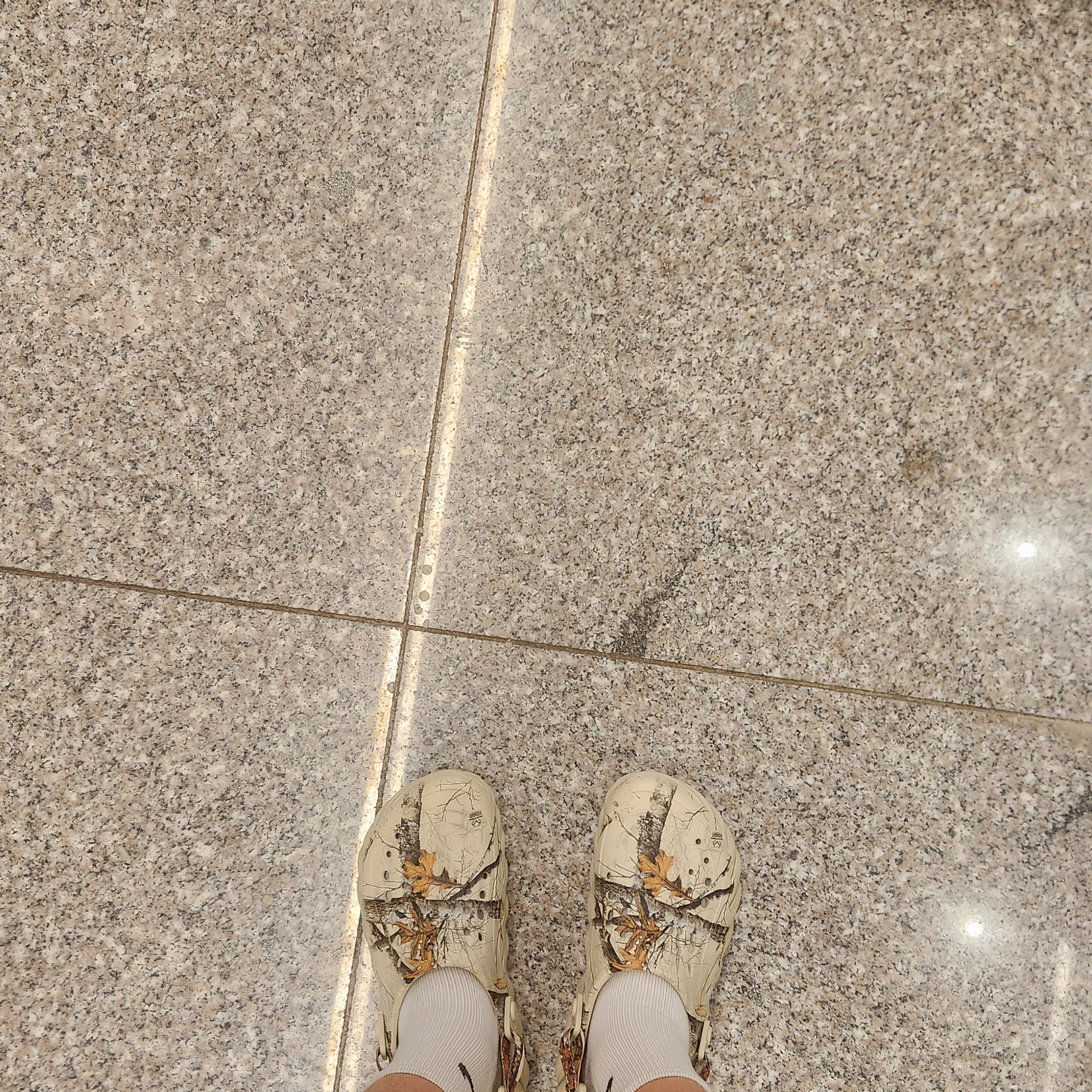 Crocs Echo Clog Real Tree Bone 착용 스타일 - 3
