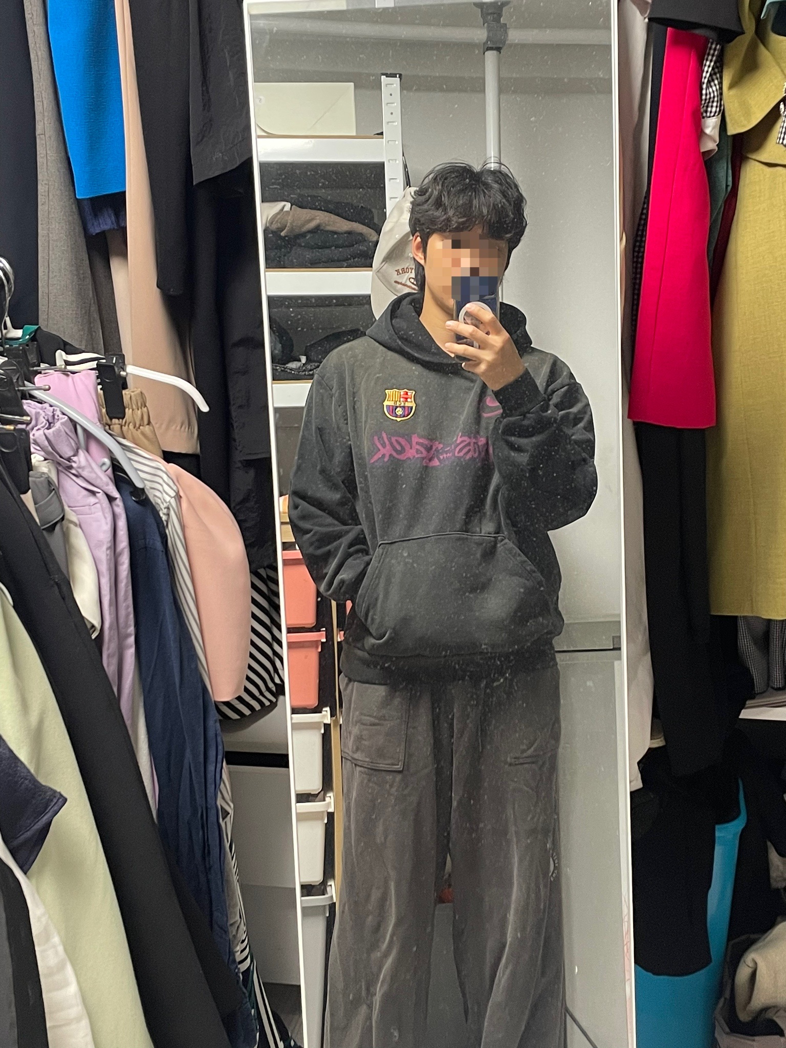 Nike FC Barcelona x Travis Scott Spray Logo Hoodie Black 착용 스타일 - 1