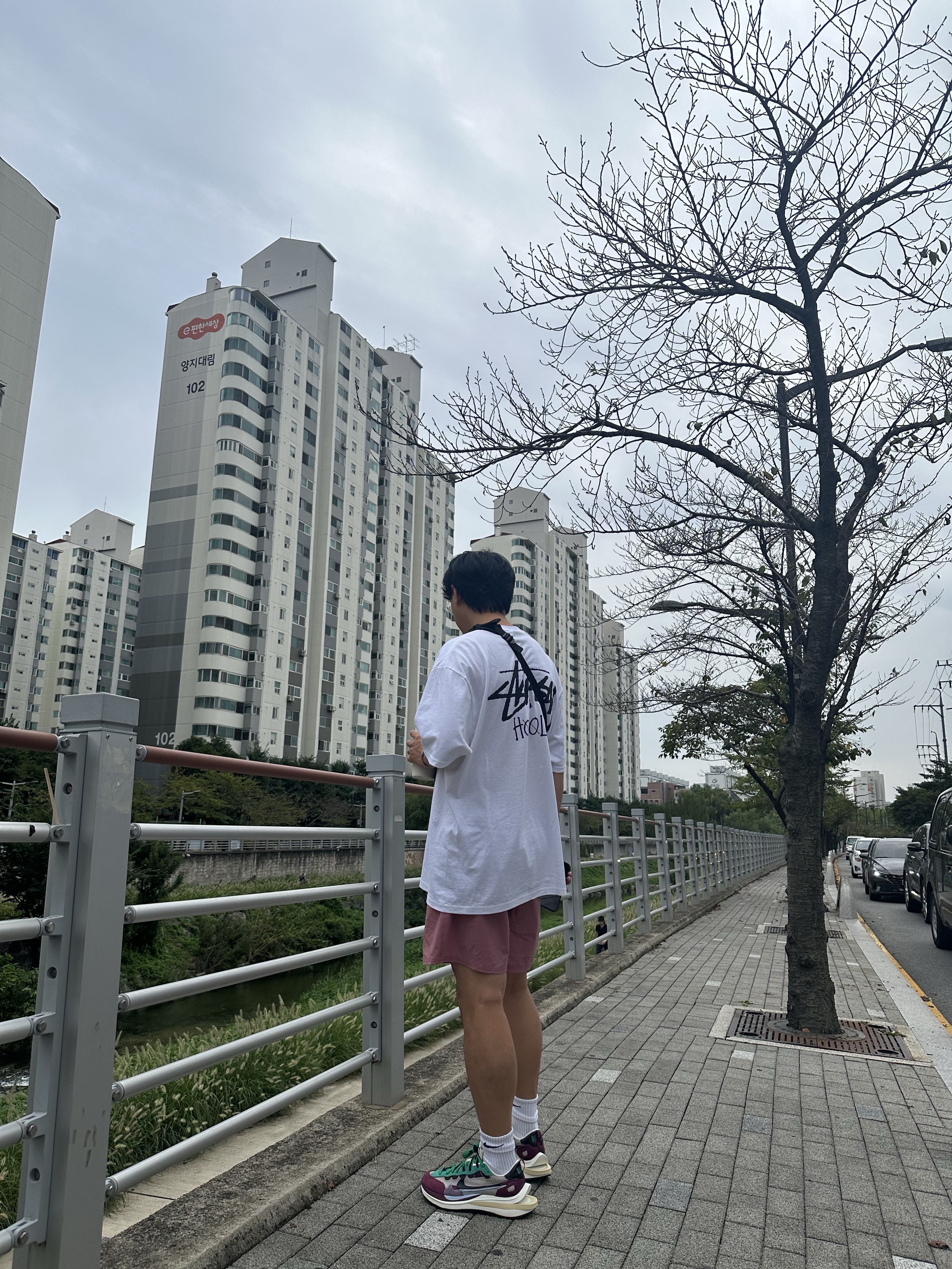 Nike x Sacai VaporWaffle String & Black Villain Red, Stussy Stock Honolulu T-Shirt White 착용 스타일 - 1
