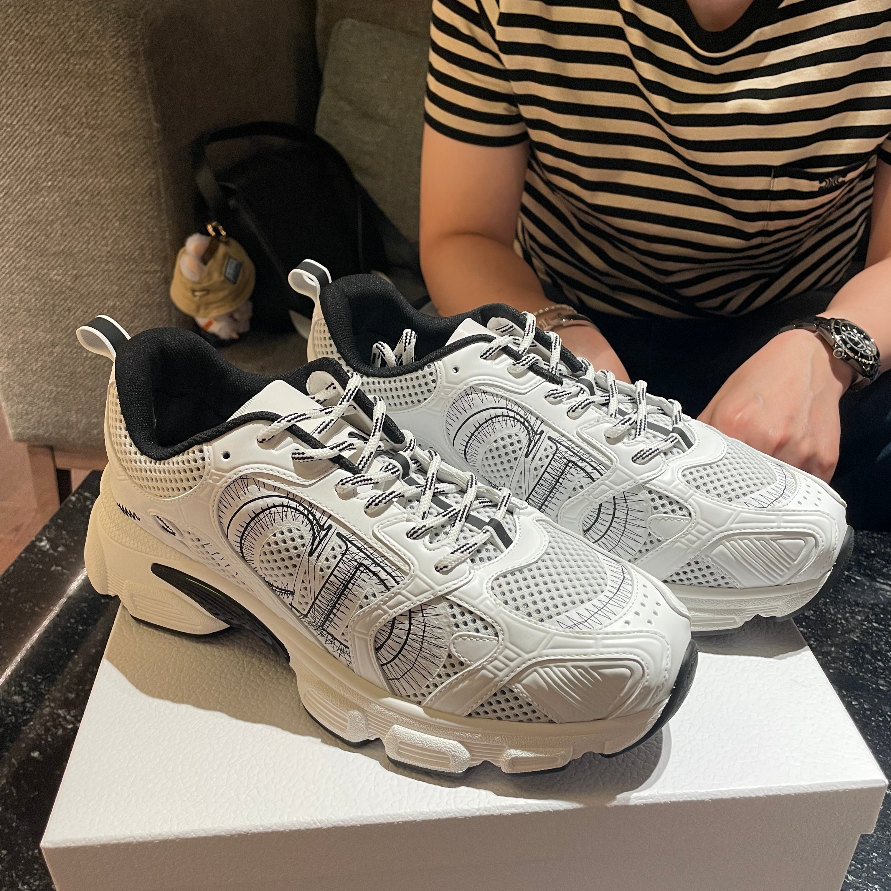 (W) Dior Chrono Sneakers Mesh Laminated Leather White Black 착용 스타일