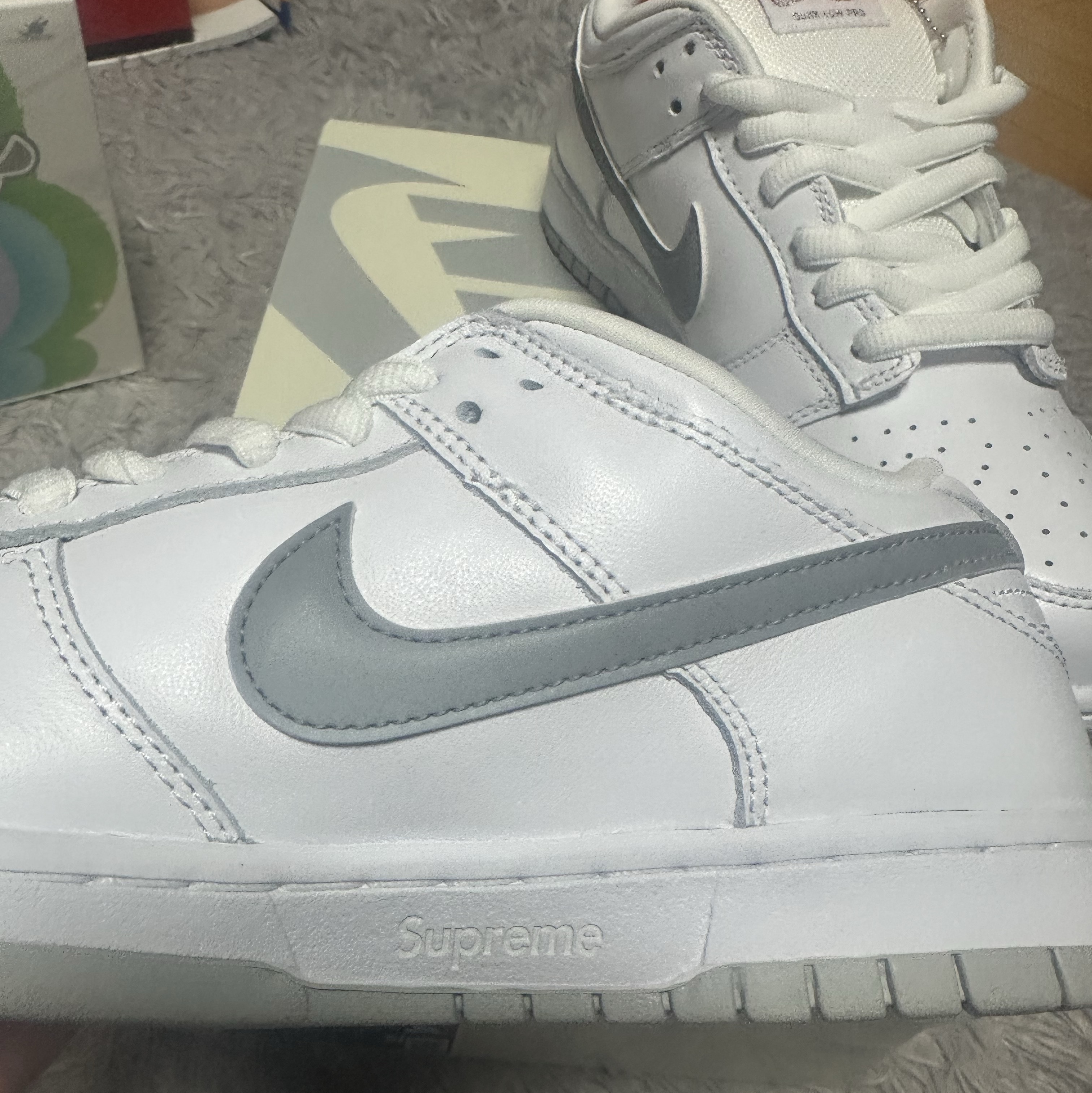 Nike x Supreme SB Dunk Low White 착용 스타일 - 3