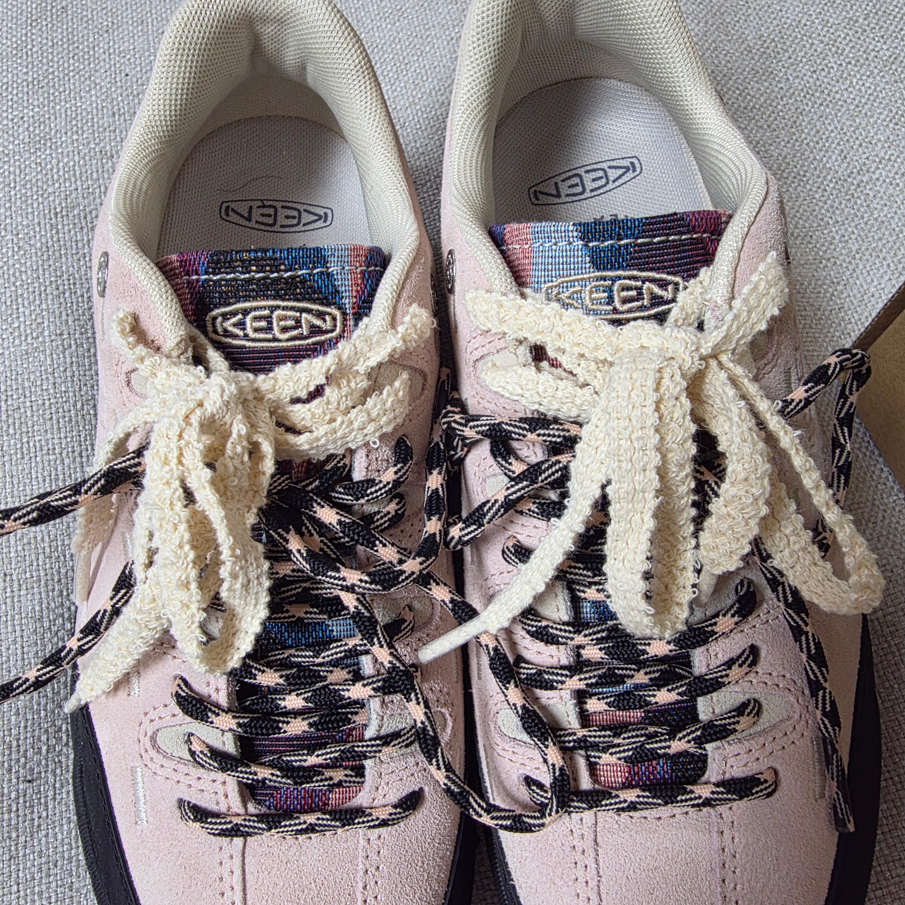 SATUR X KEEN JASPER ZIONIC Light Pink 착용 스타일 - 1