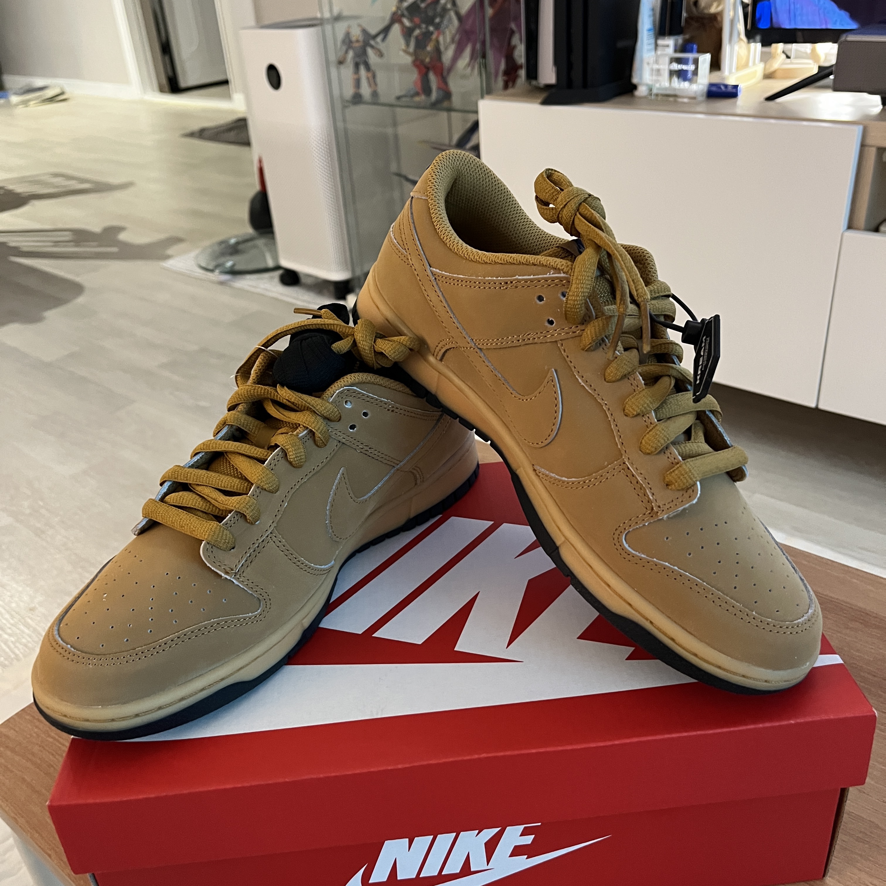Nike Dunk Low Retro SE Wheat Gum Yellow 착용 스타일