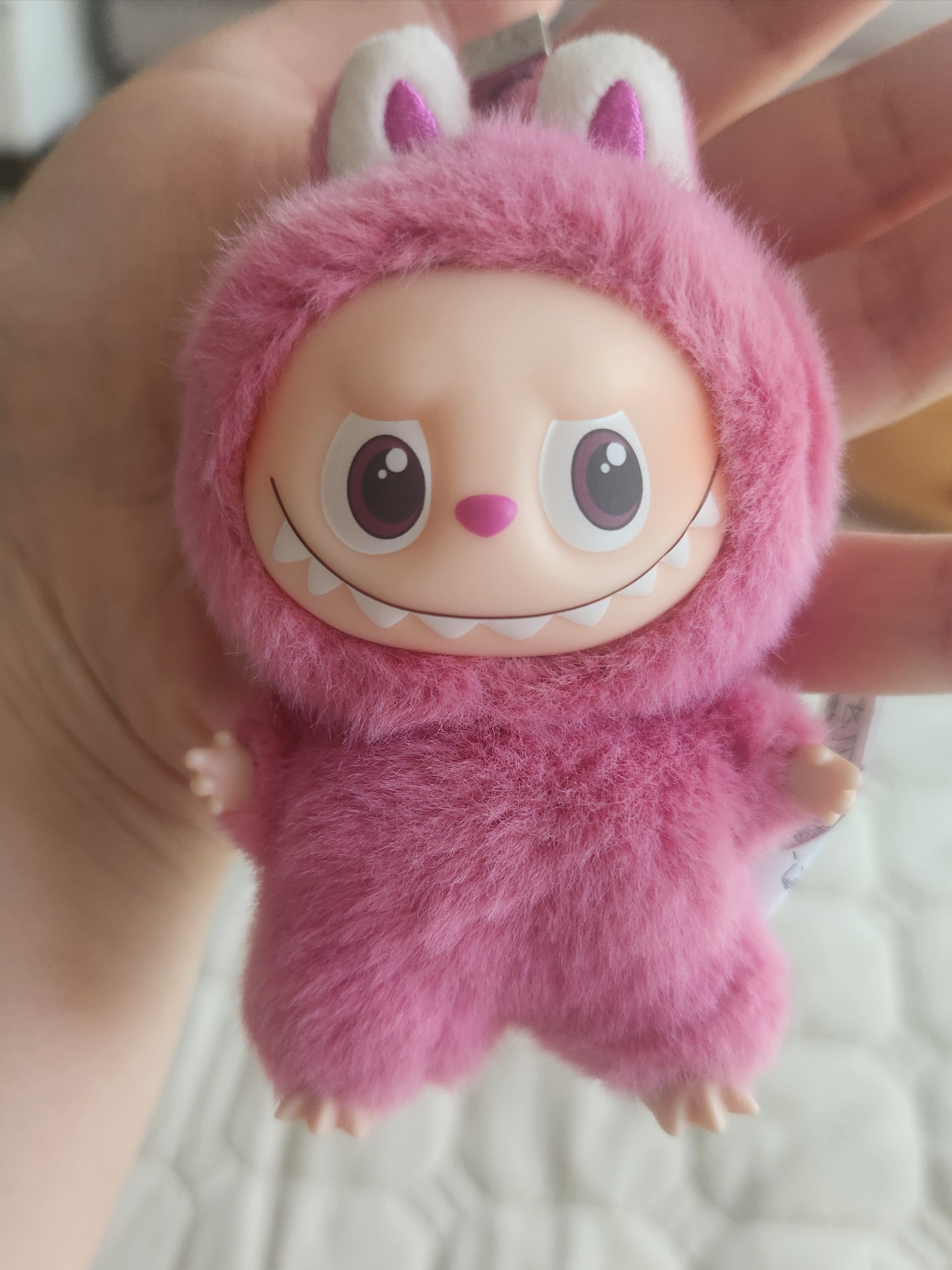 Pop Mart Labubu The Monsters Pin For Love Series Vinyl Plush Pendant Sealed Case (N-Z) (1 Blind Box) 착용 스타일