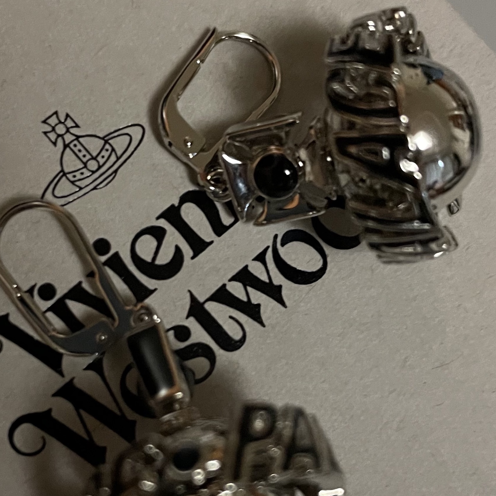 Palace x Vivienne Westwood Orb Earrings Silver - 24FW 착용 스타일