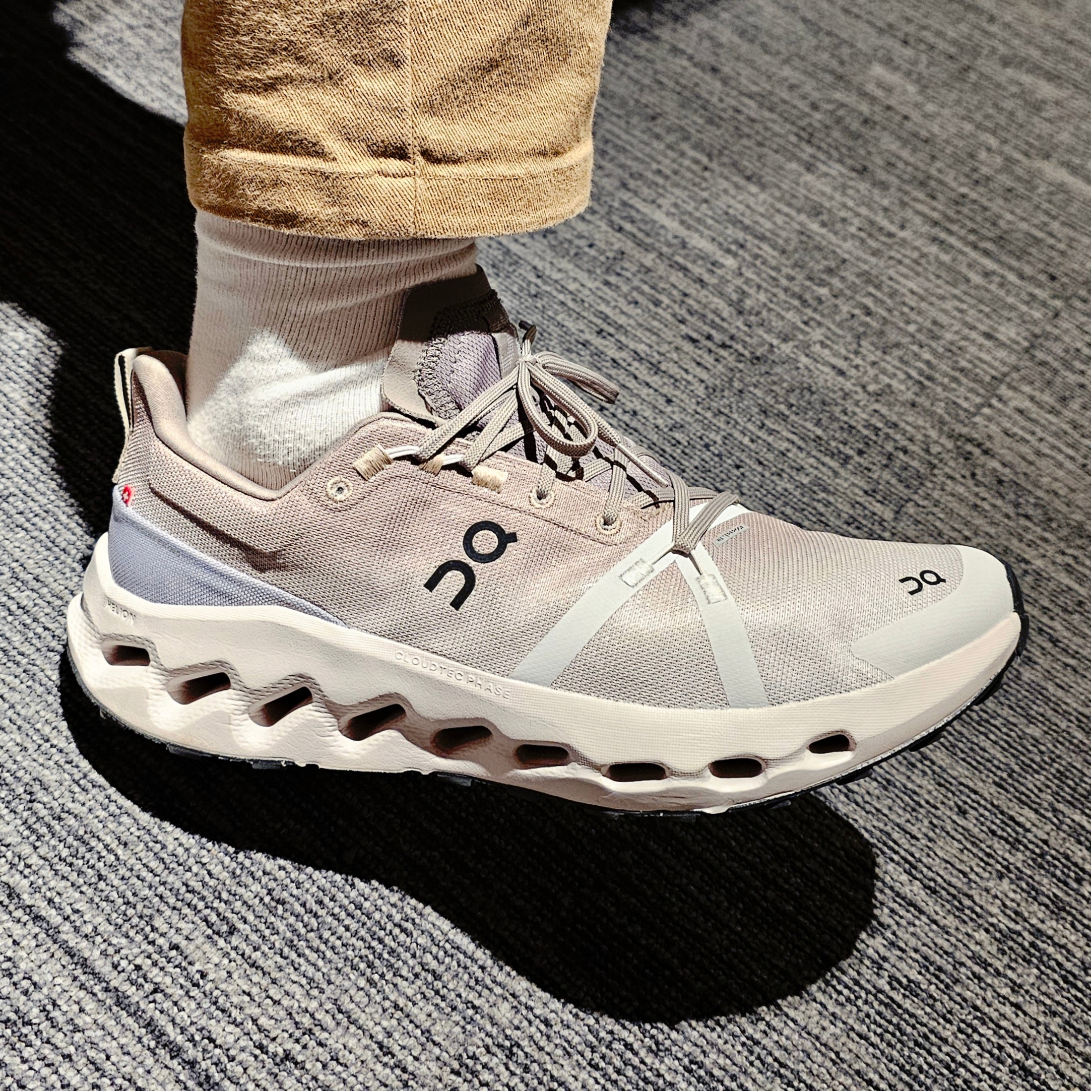 On Running Cloudsurfer Trail Waterproof Desert Wolf 착용 스타일